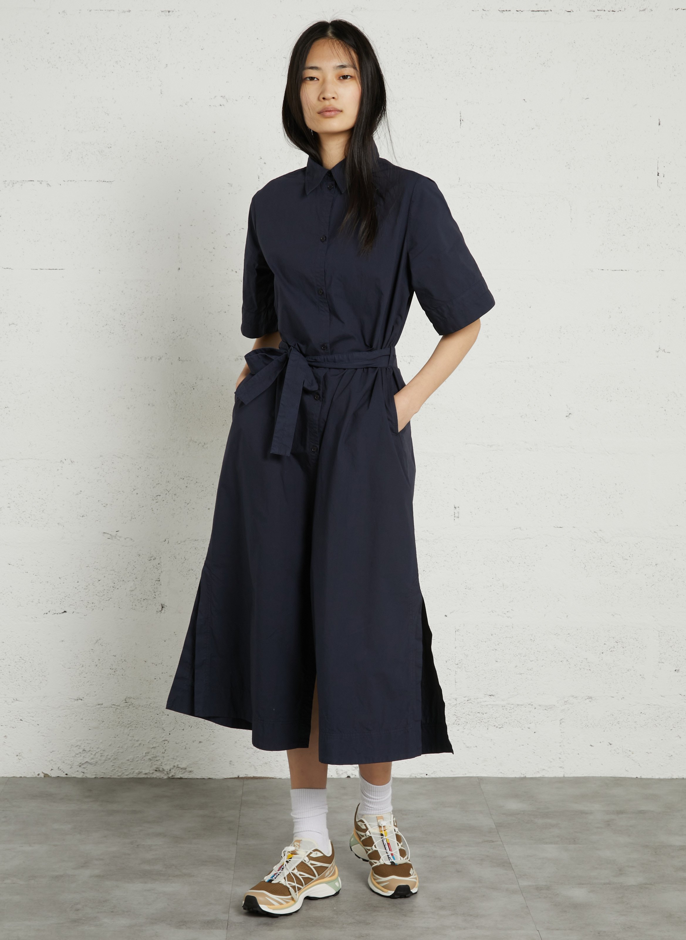 Langes, locker geschnittenes Kleid mit kurzen Ärmeln in Uni-Farbe. RUE DE TOKYO