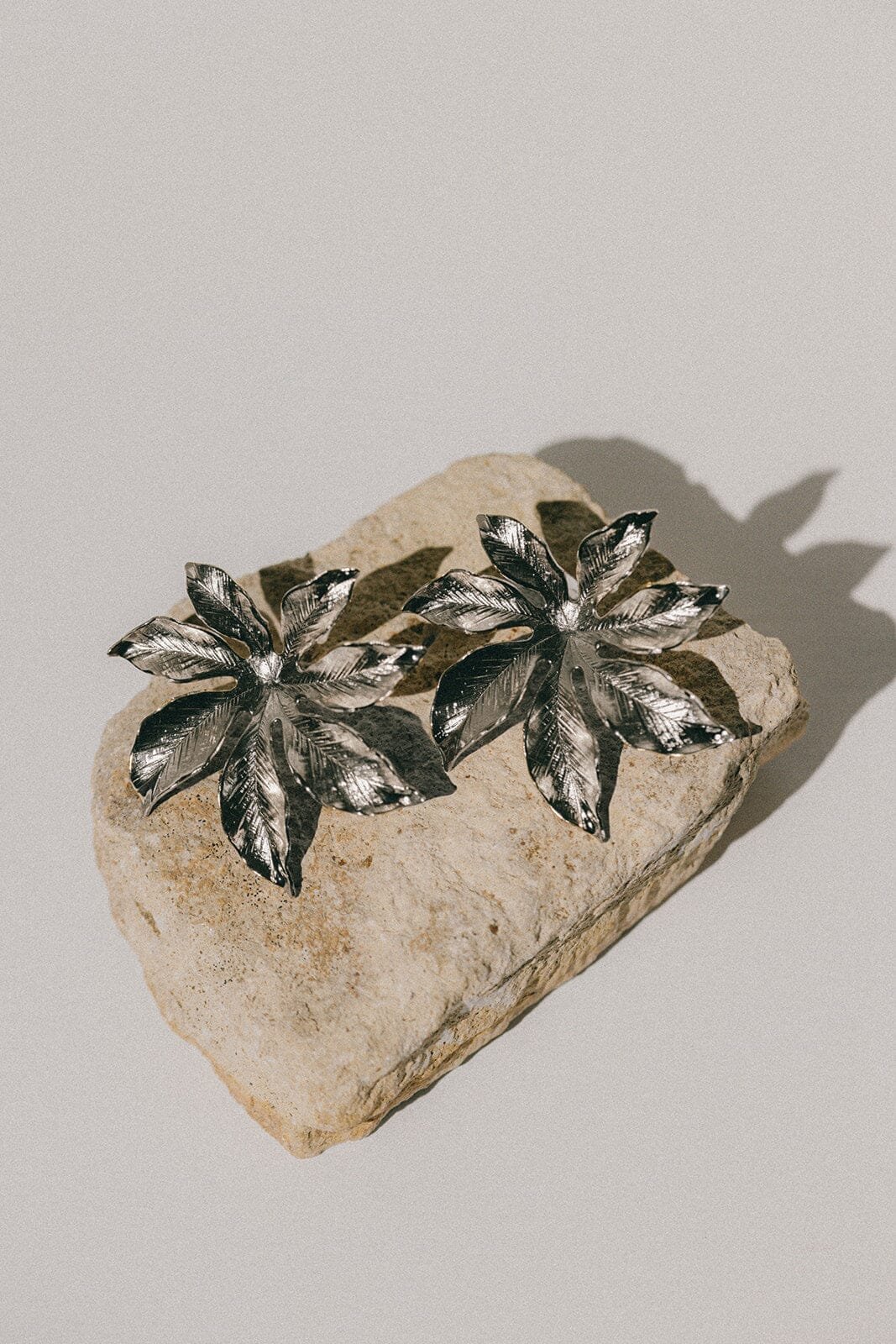 Large flower stud earrings in silver-plated  MONSIEUR SIMONE Silver