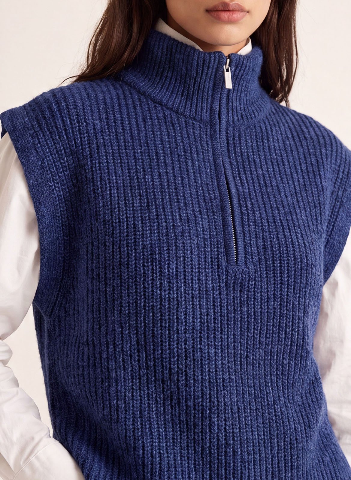 Gerade geschnittenes, ärmelloses Kleid mit Stehkragen KOOKAI Blau