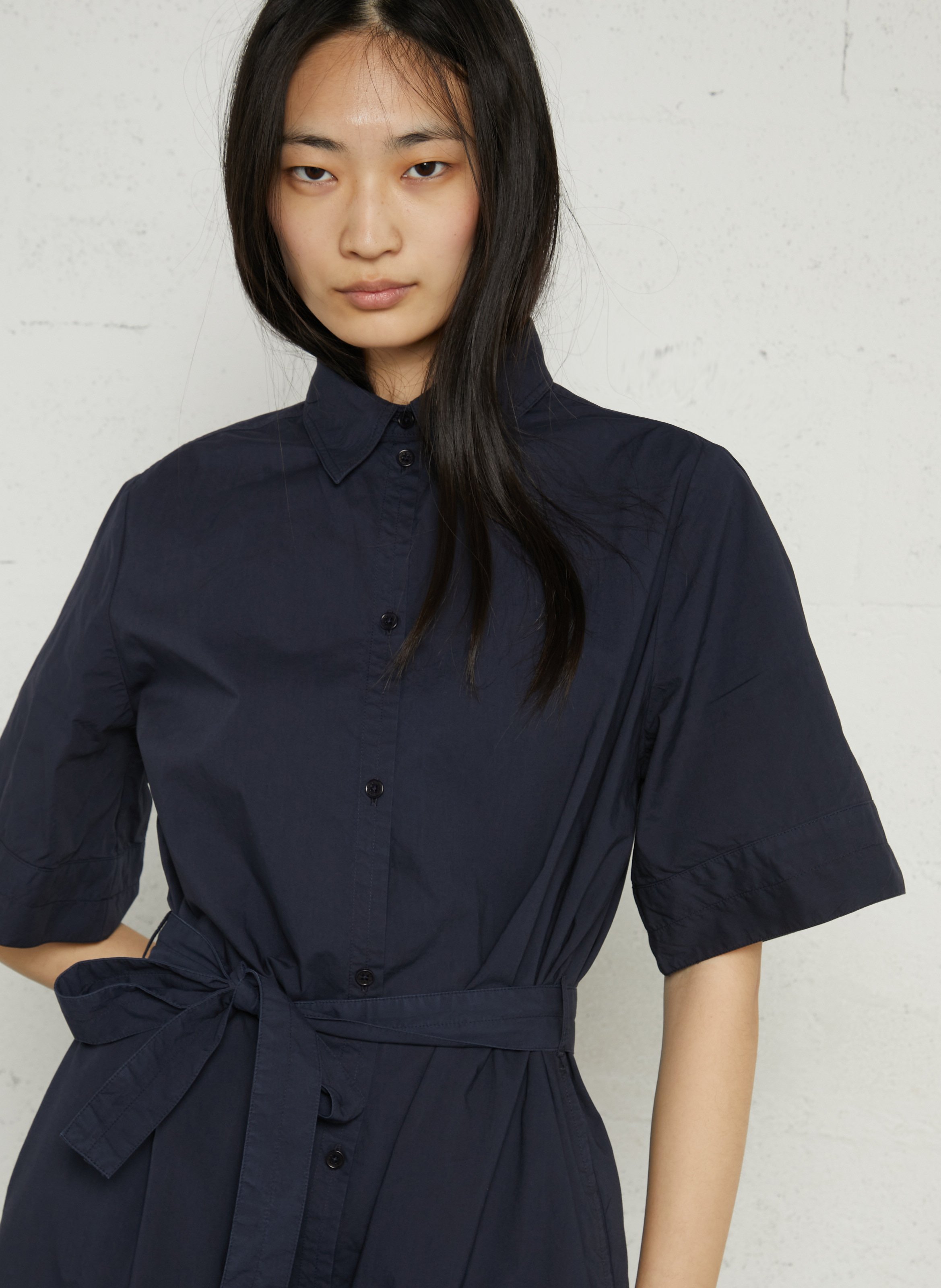 Langes, locker geschnittenes Kleid mit kurzen Ärmeln in Uni-Farbe. RUE DE TOKYO Blau