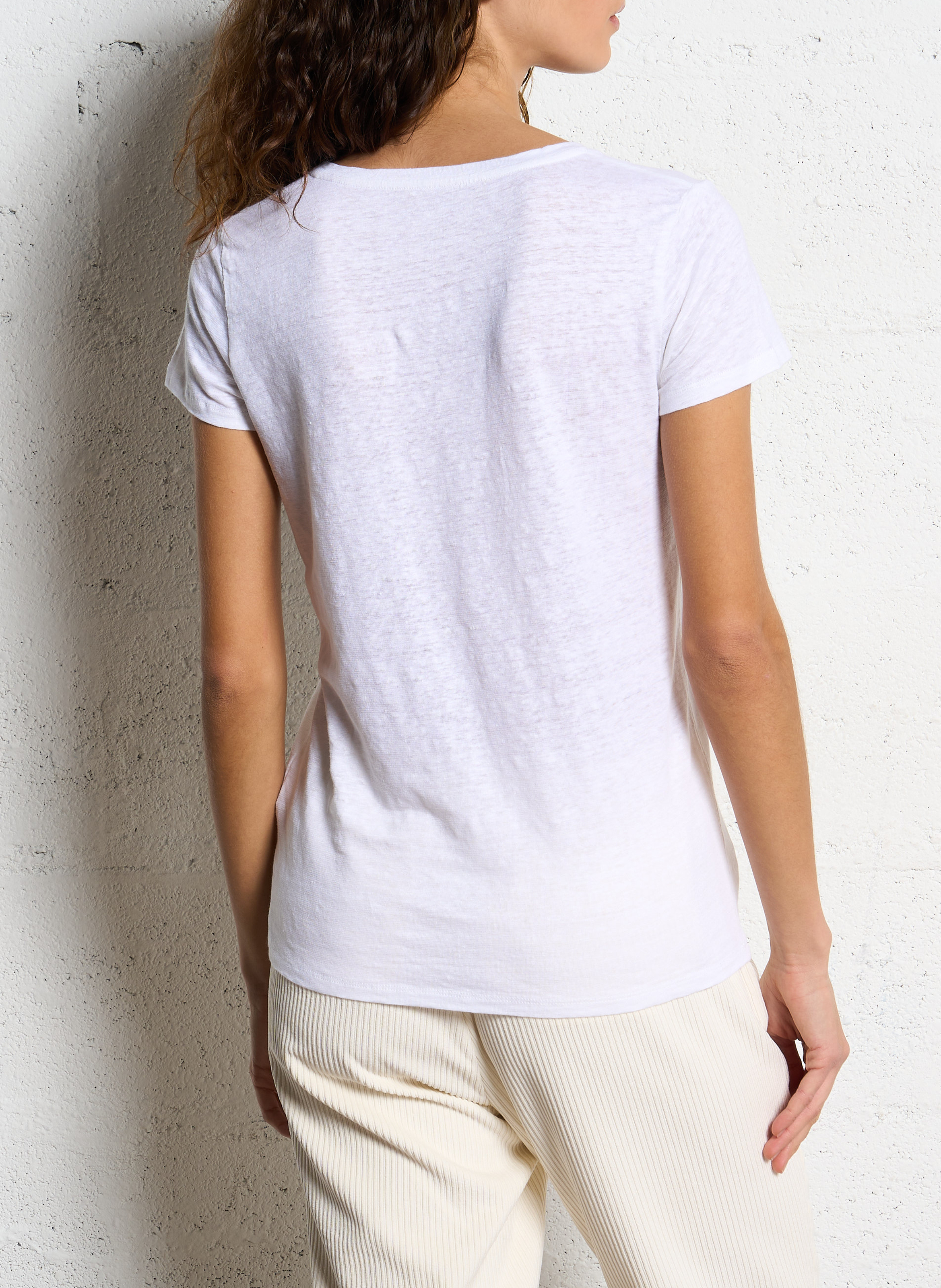 Nauwsluitend T-shirt van stretchlinnen met V-hals MAJESTIC FILATURES Wit