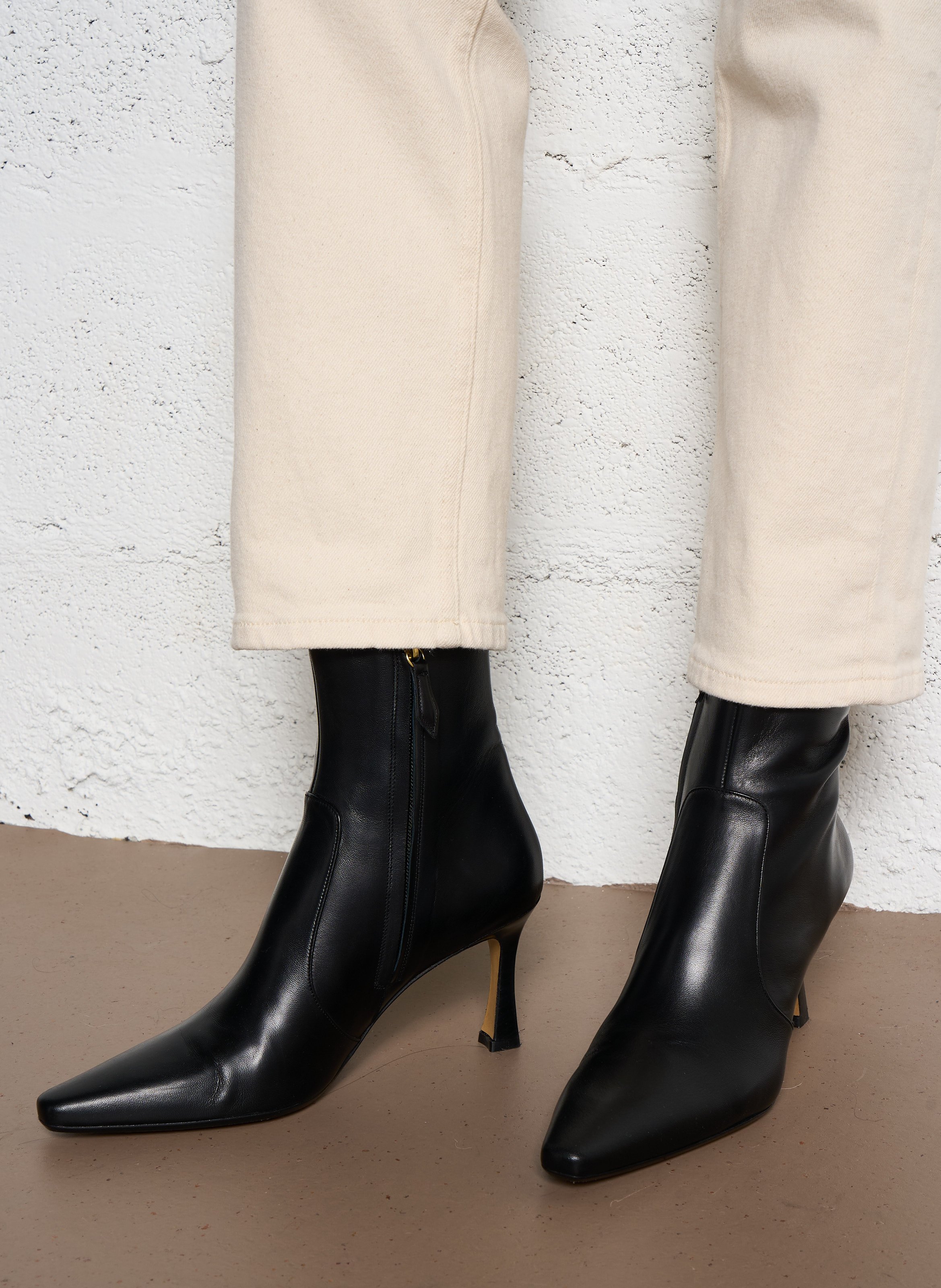 - 100% leather, - Round toes, - Inner zip fastening, - Heel height: 9 cm. RIVECOUR Black