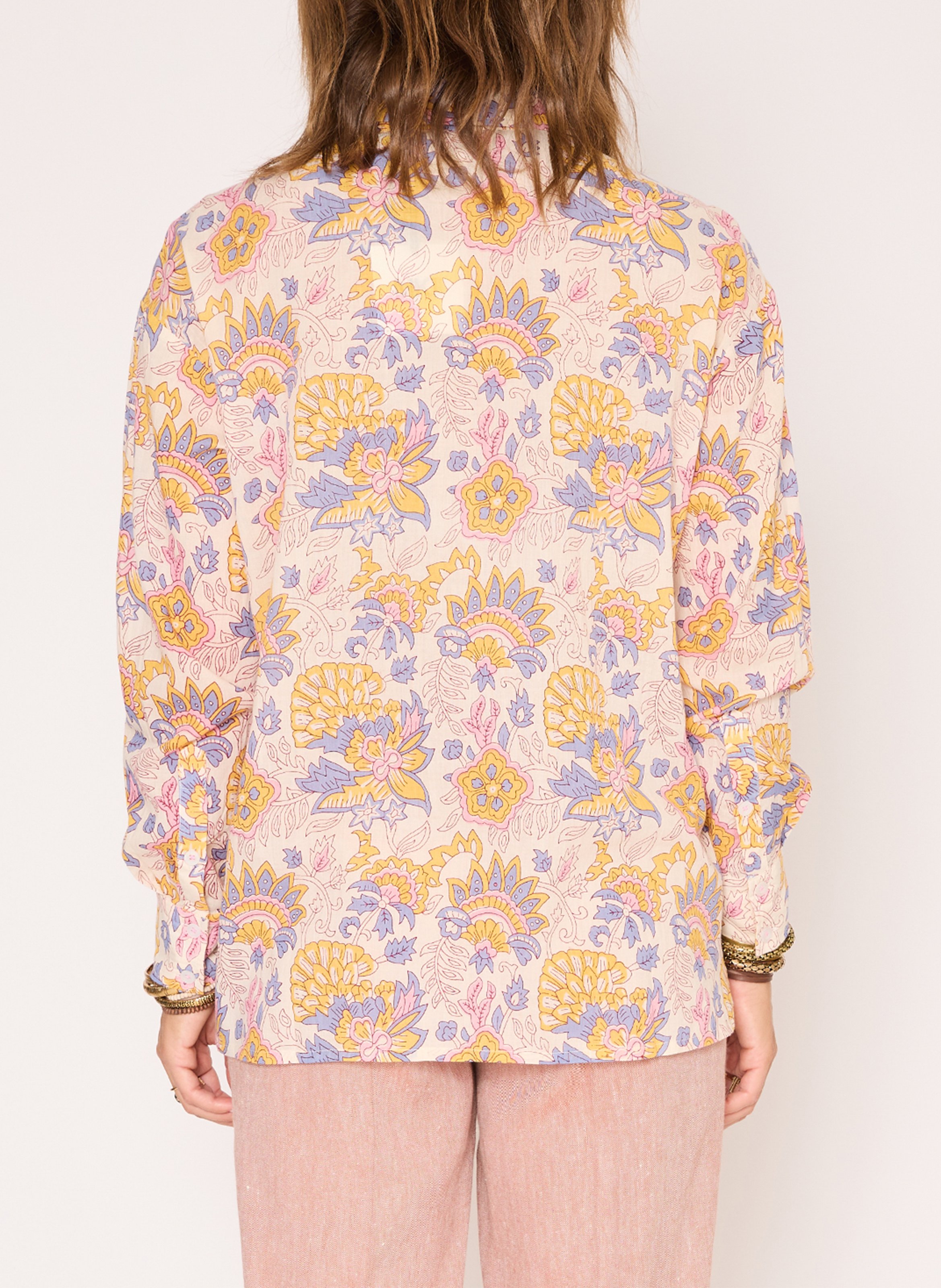 Weites Hemd mit klassischem Kragen und Blumendruck aus Baumwolle. MKT Beige