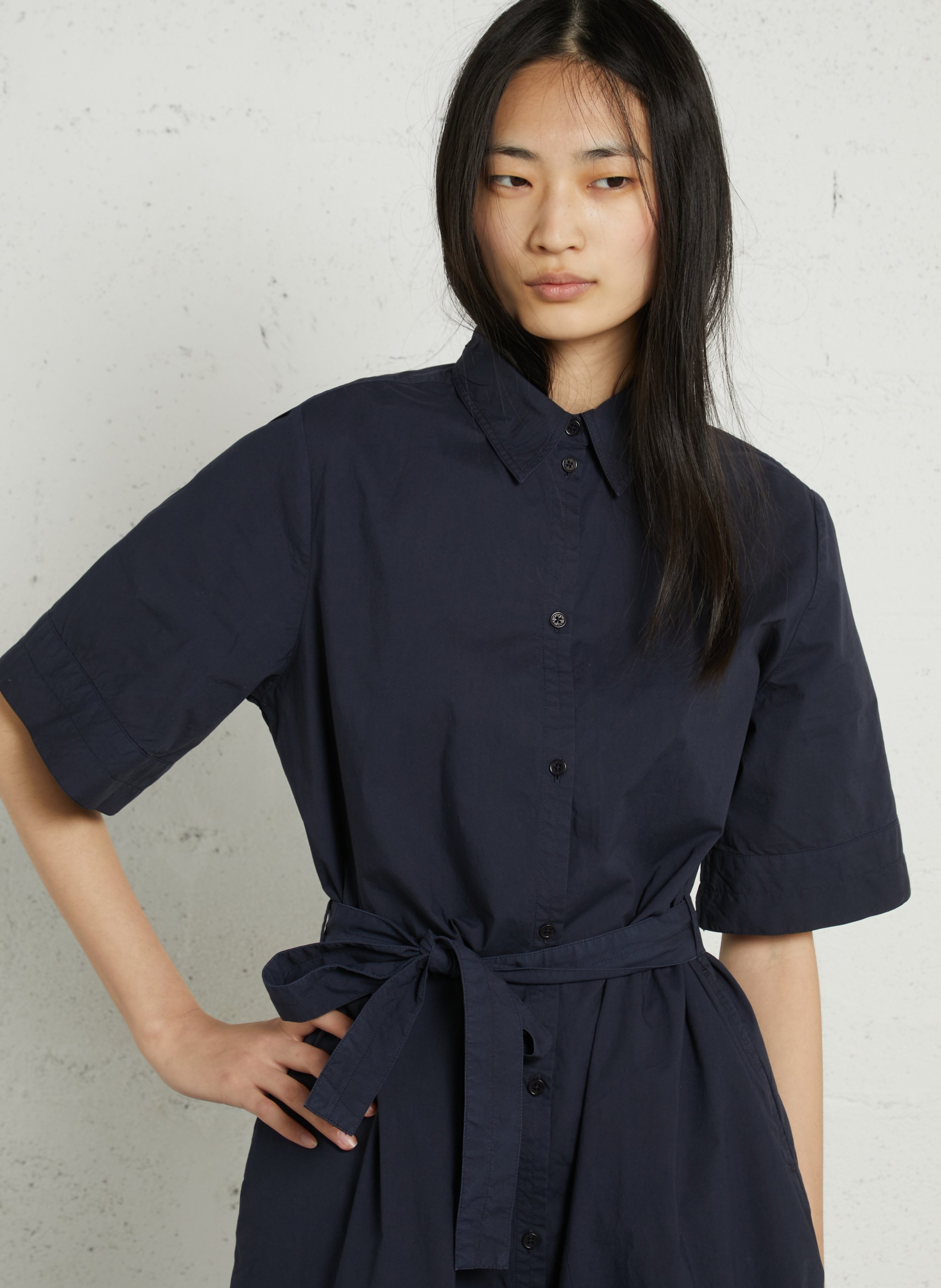 Langes, locker geschnittenes Kleid mit kurzen Ärmeln in Uni-Farbe. RUE DE TOKYO Blau