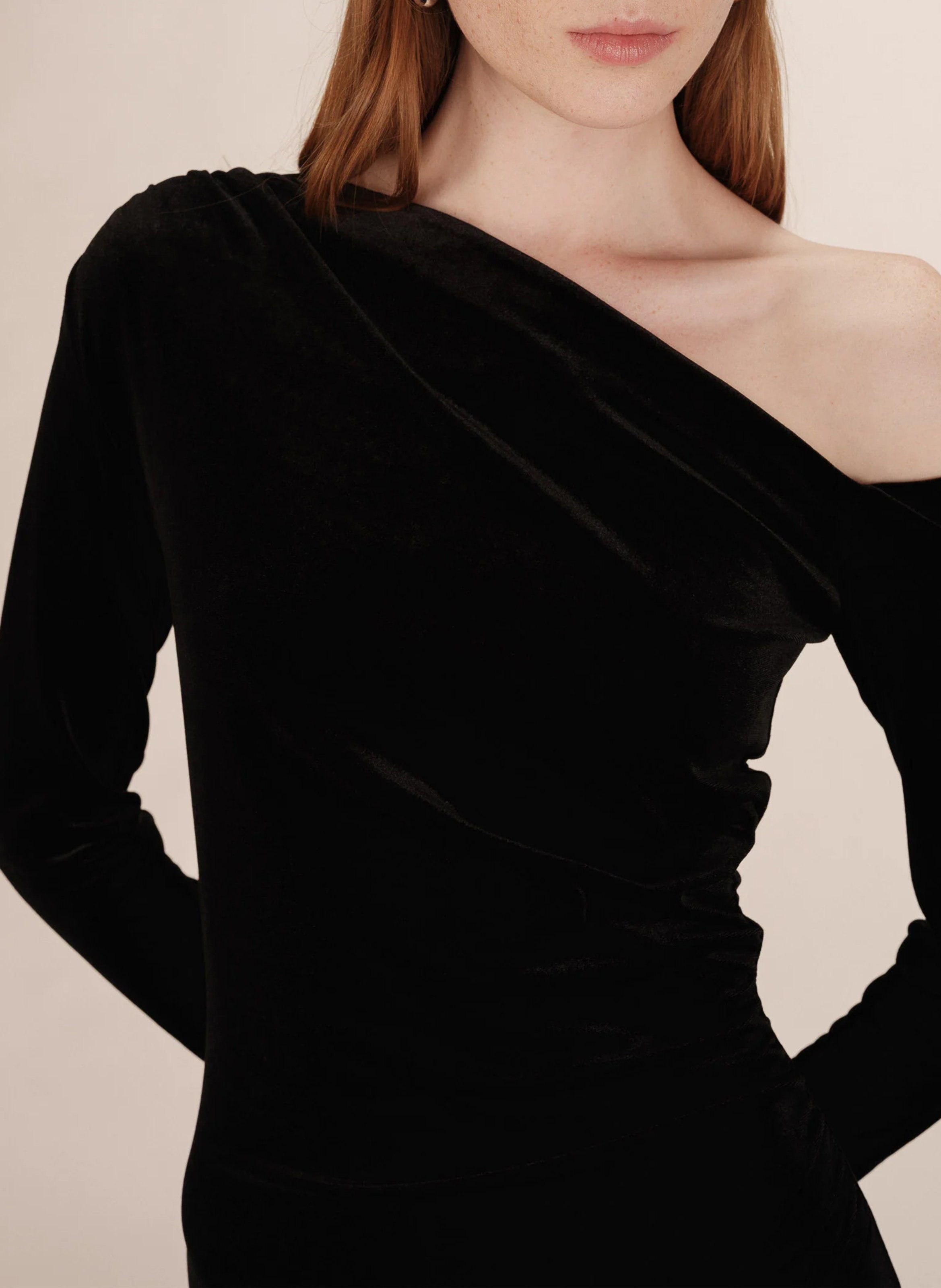 Velvet dress with asymmetrical neckline GRACE ET MILA Black