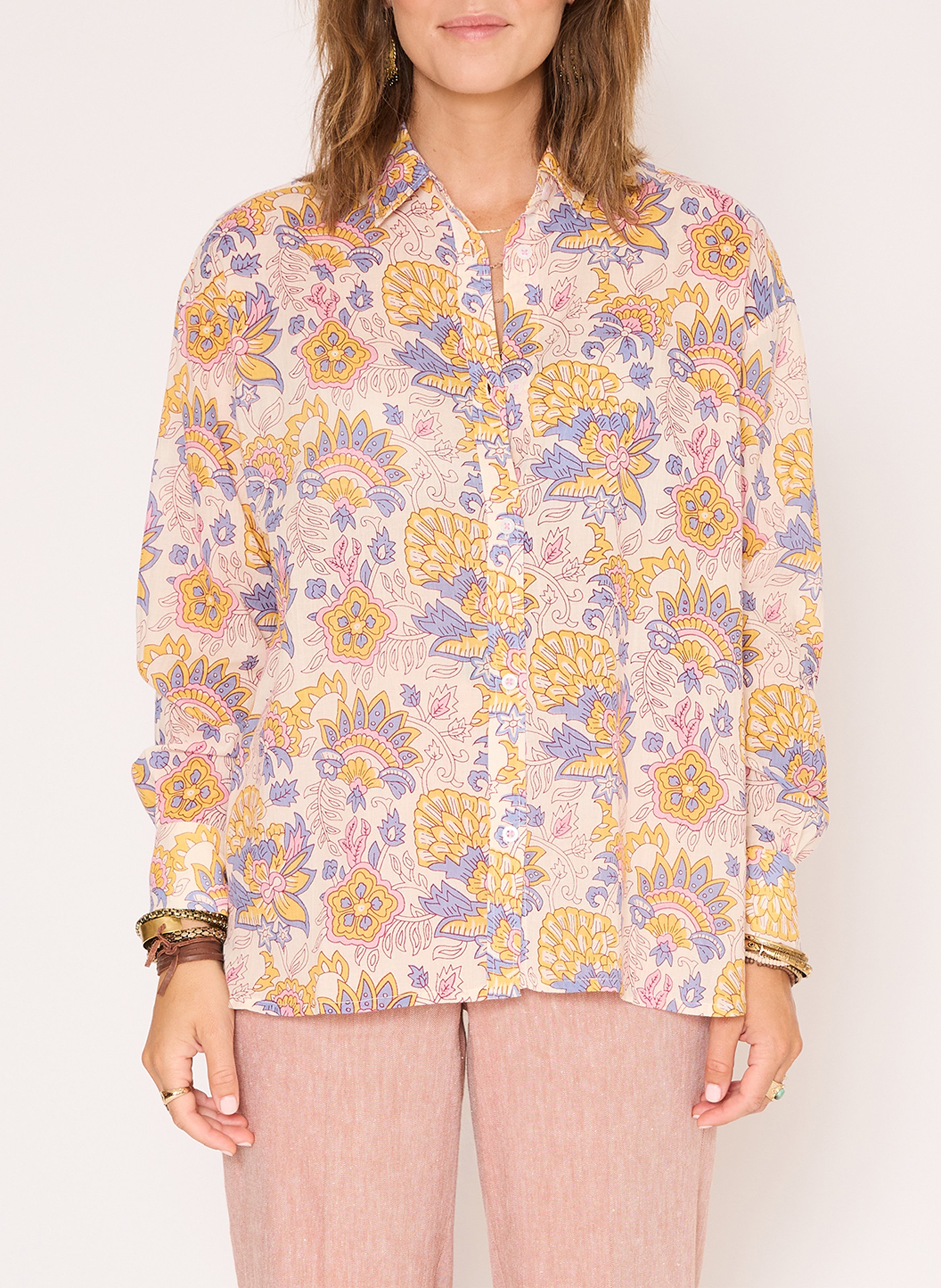 Weites Hemd mit klassischem Kragen und Blumendruck aus Baumwolle. MKT Beige