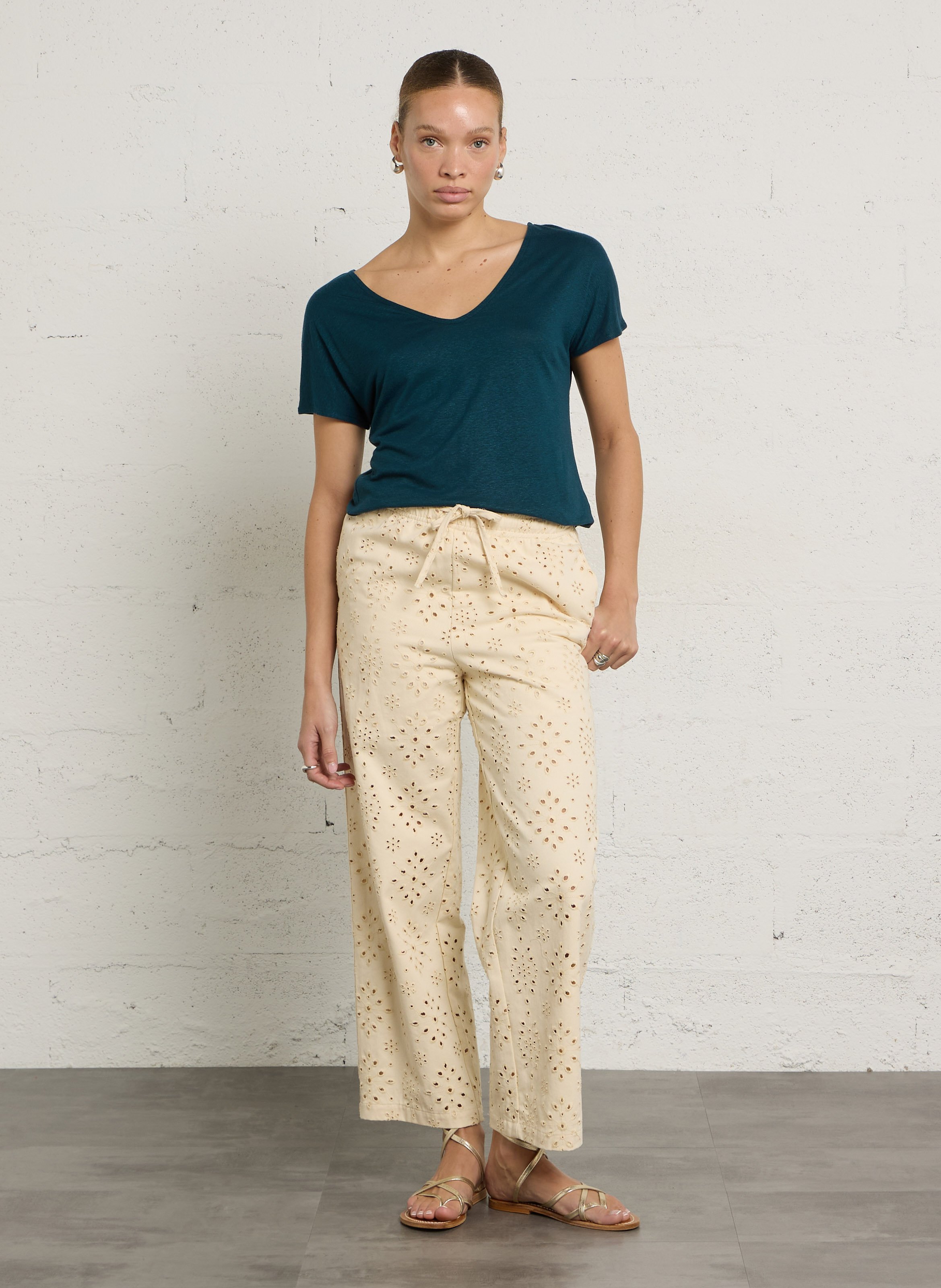 Hoch taillierte gerade Hose mit Stickerei THE KORNER Weiss