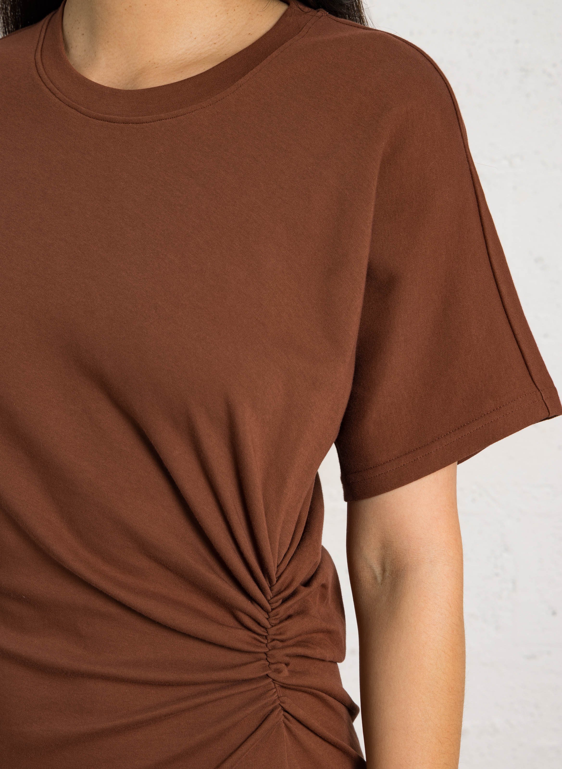 Lange getailleerde jurk met plooien in effen kleur MAISON 123 Bruin