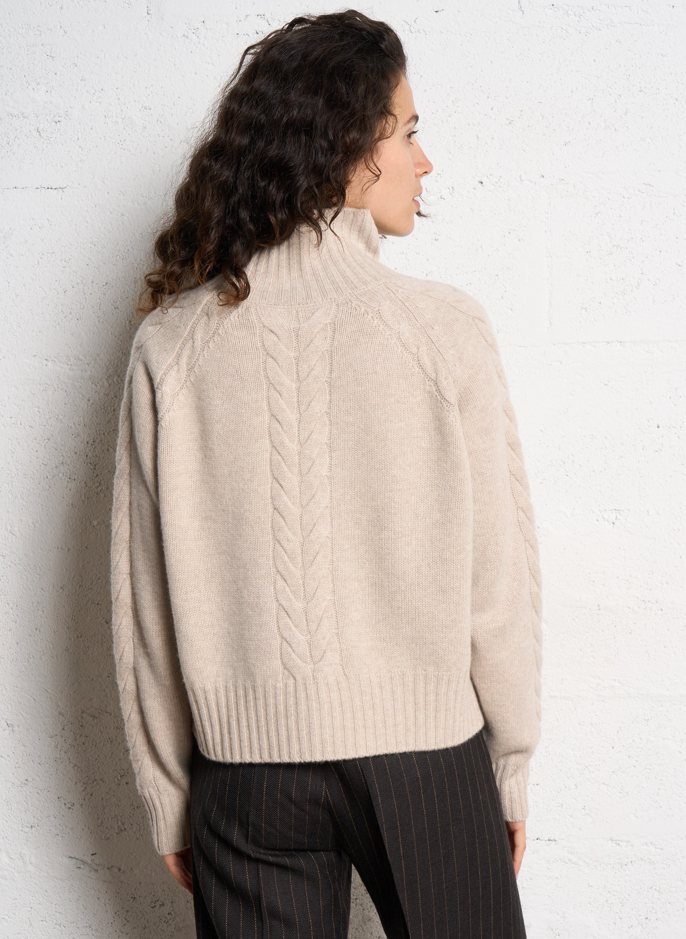 Pull oversize col montant en laine et cachemire MARGAUX LONNBERG Beige