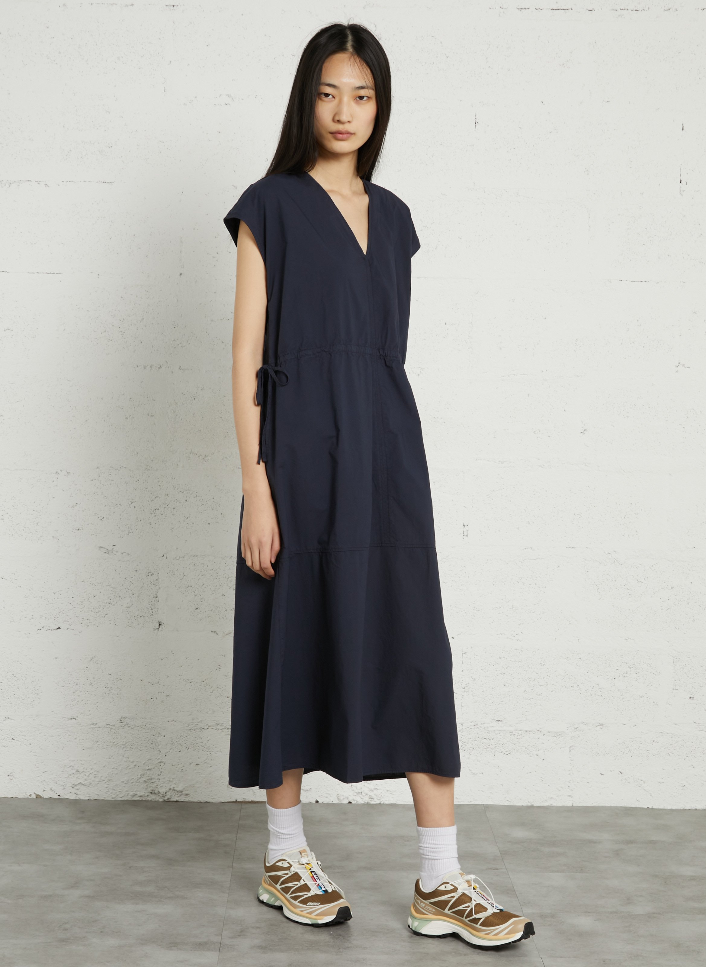 Lockeres Kleid mit V-Ausschnitt aus Bio-Baumwolle RUE DE TOKYO Blau