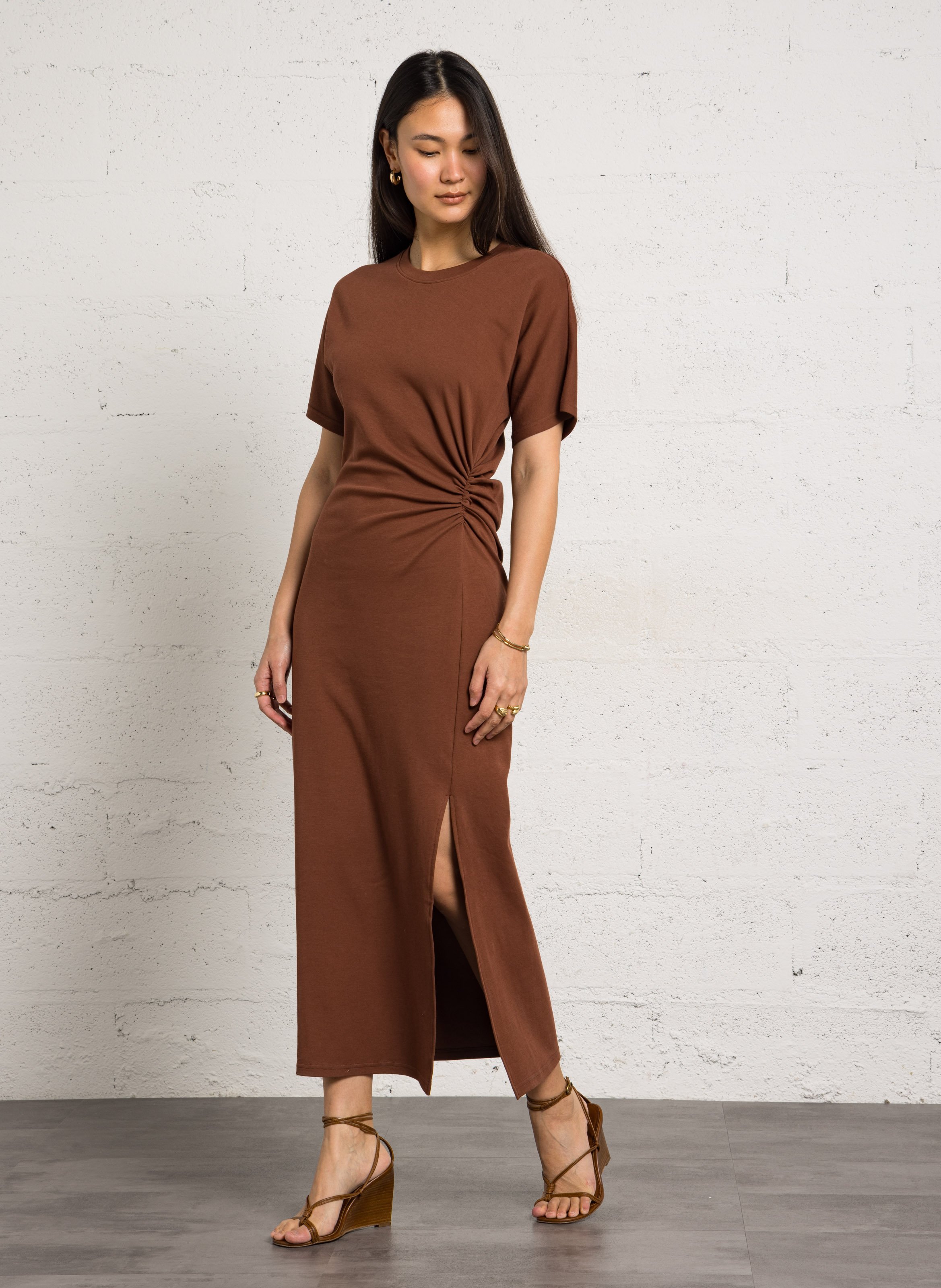 Lange getailleerde jurk met plooien in effen kleur MAISON 123 Bruin