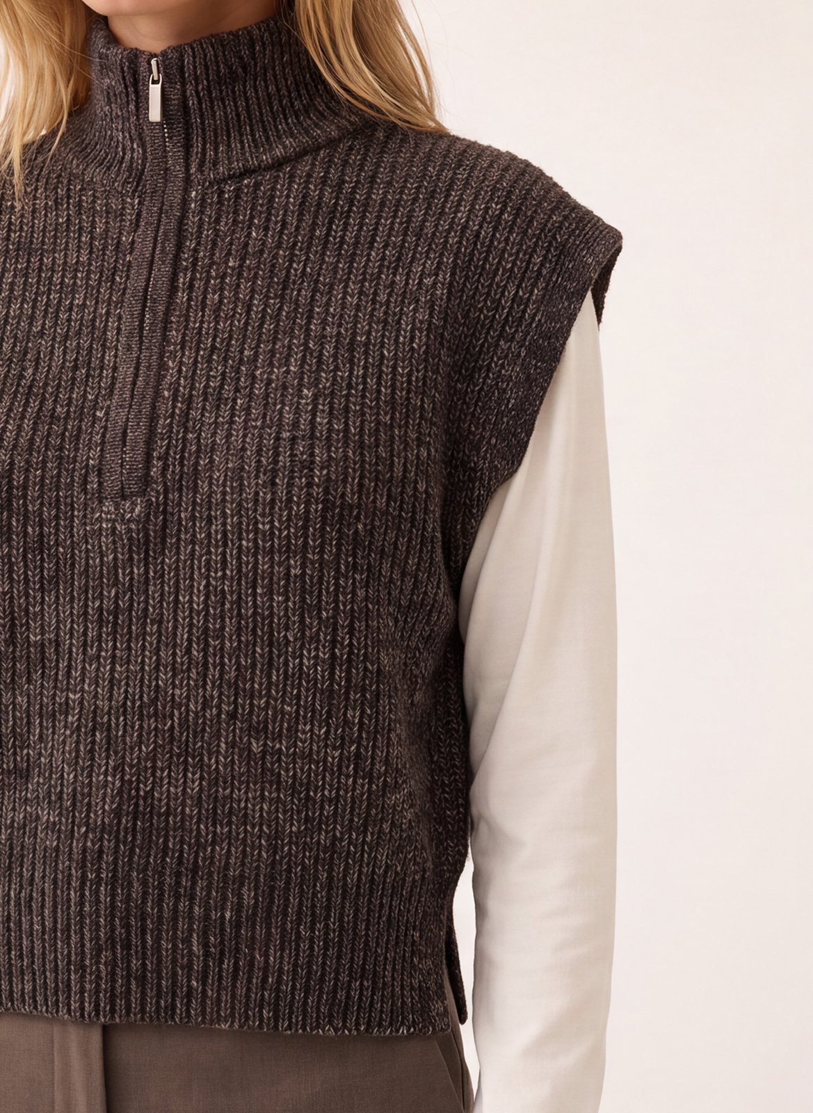 Gerade geschnittenes, ärmelloses Kleid mit Stehkragen KOOKAI Braun