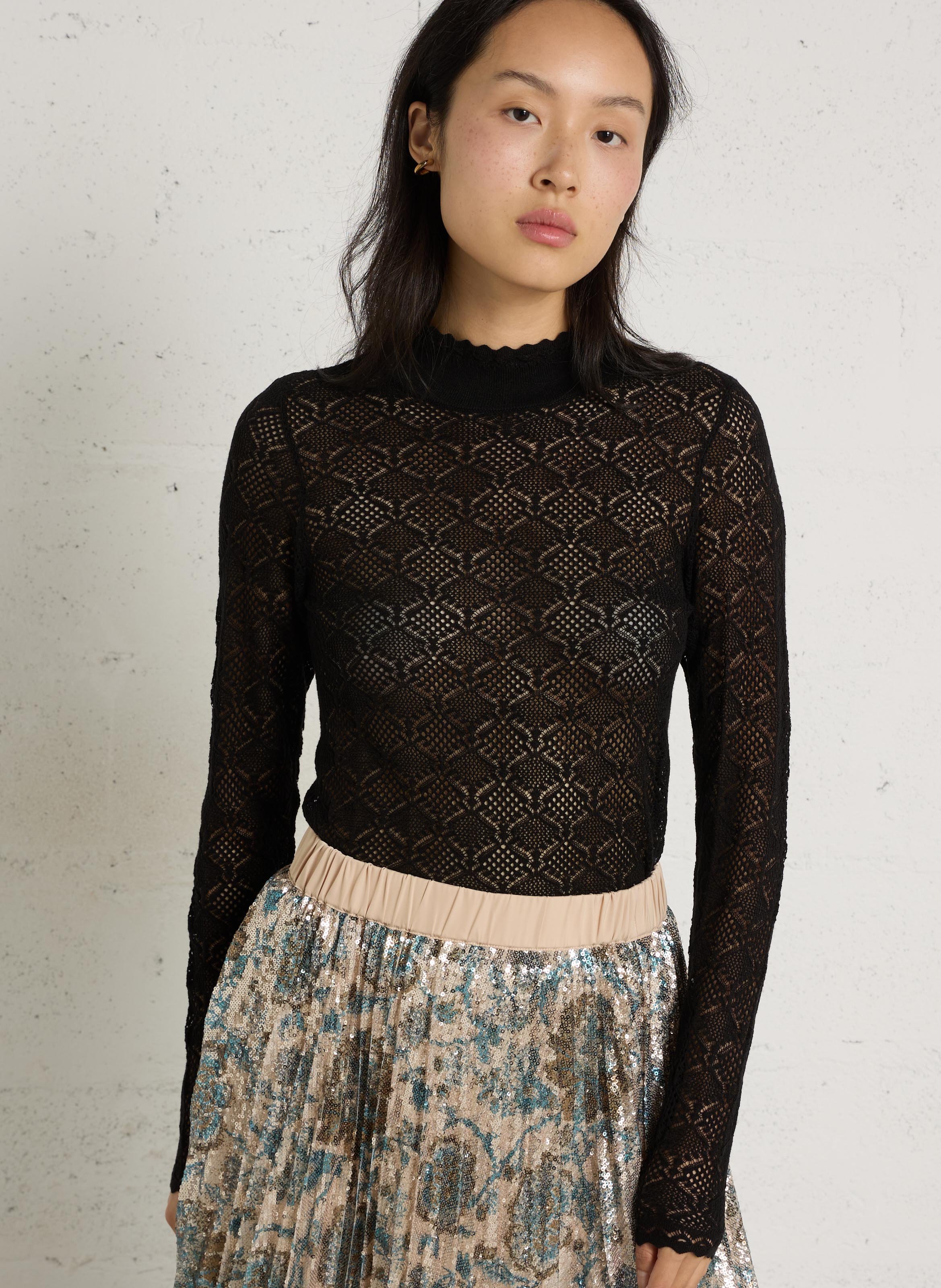 Feiner Strickpullover mit hochgeschlossenem Kragen und durchbrochener Spitzenstrickerei. PETITE MENDIGOTE