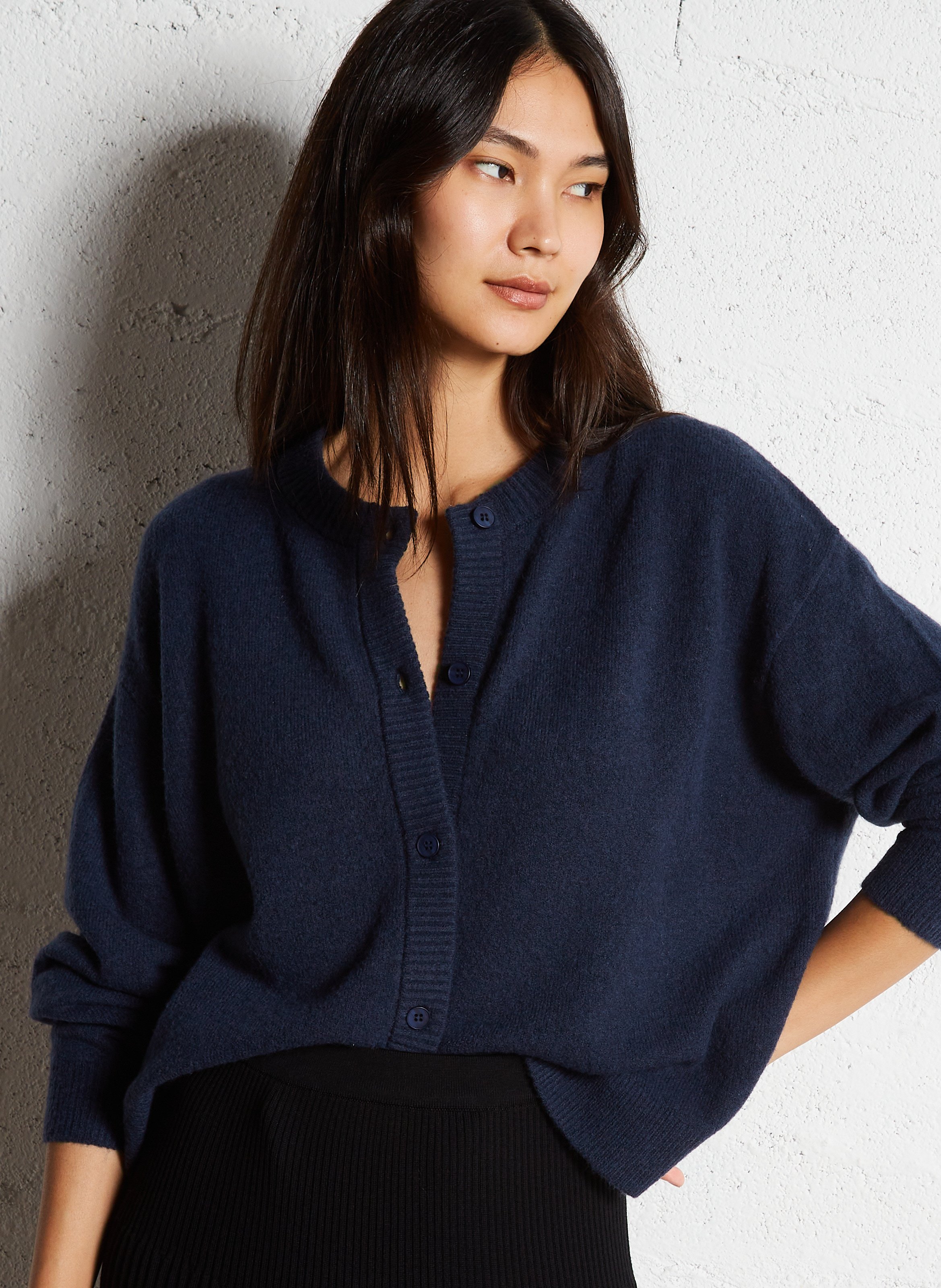 Buttoned round-neck cardigan Blue