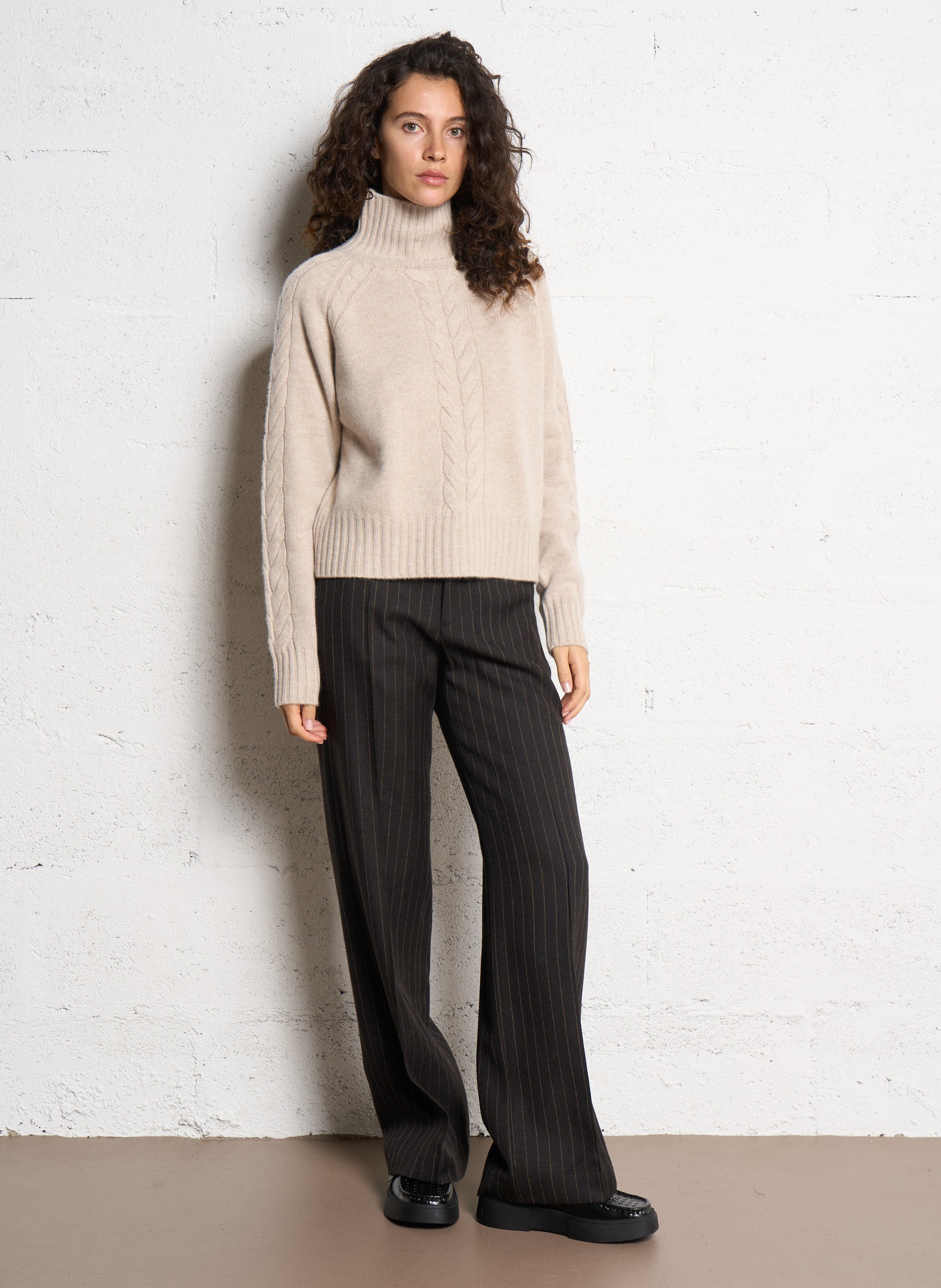 Pull oversize col montant en laine et cachemire MARGAUX LONNBERG Beige