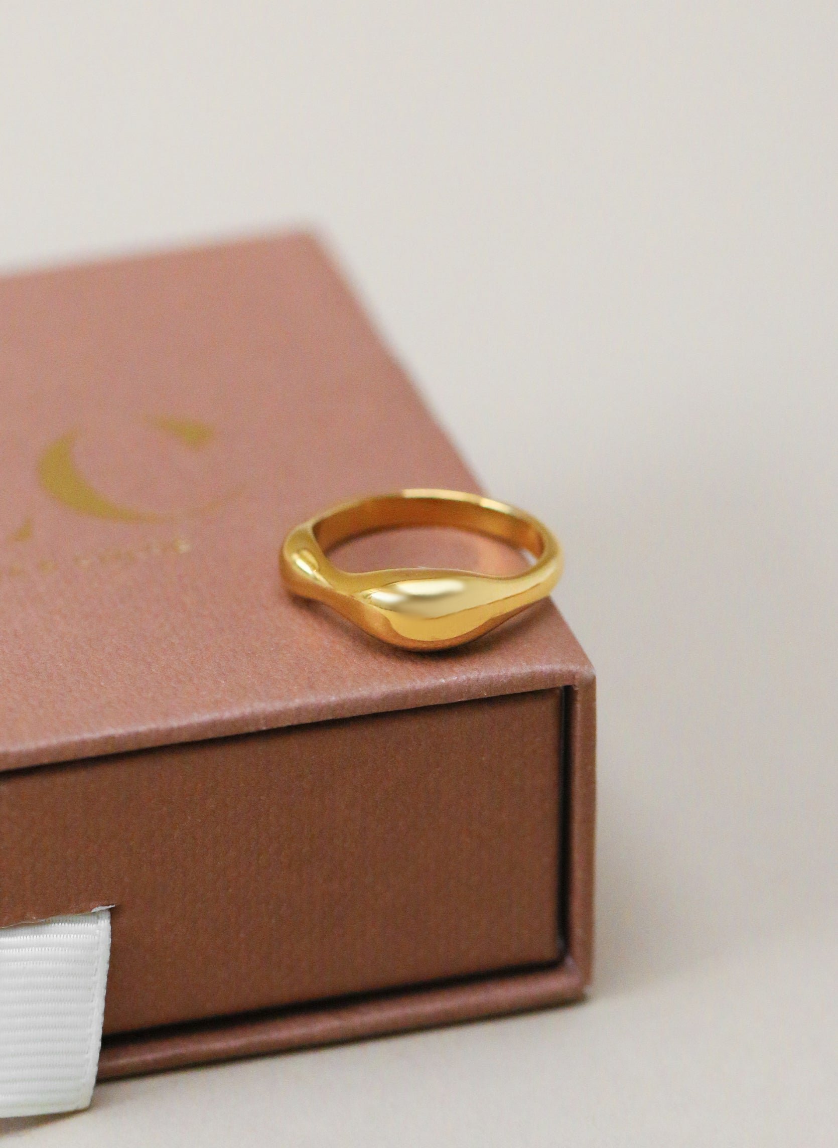 Fine ring AEC Paris Golden