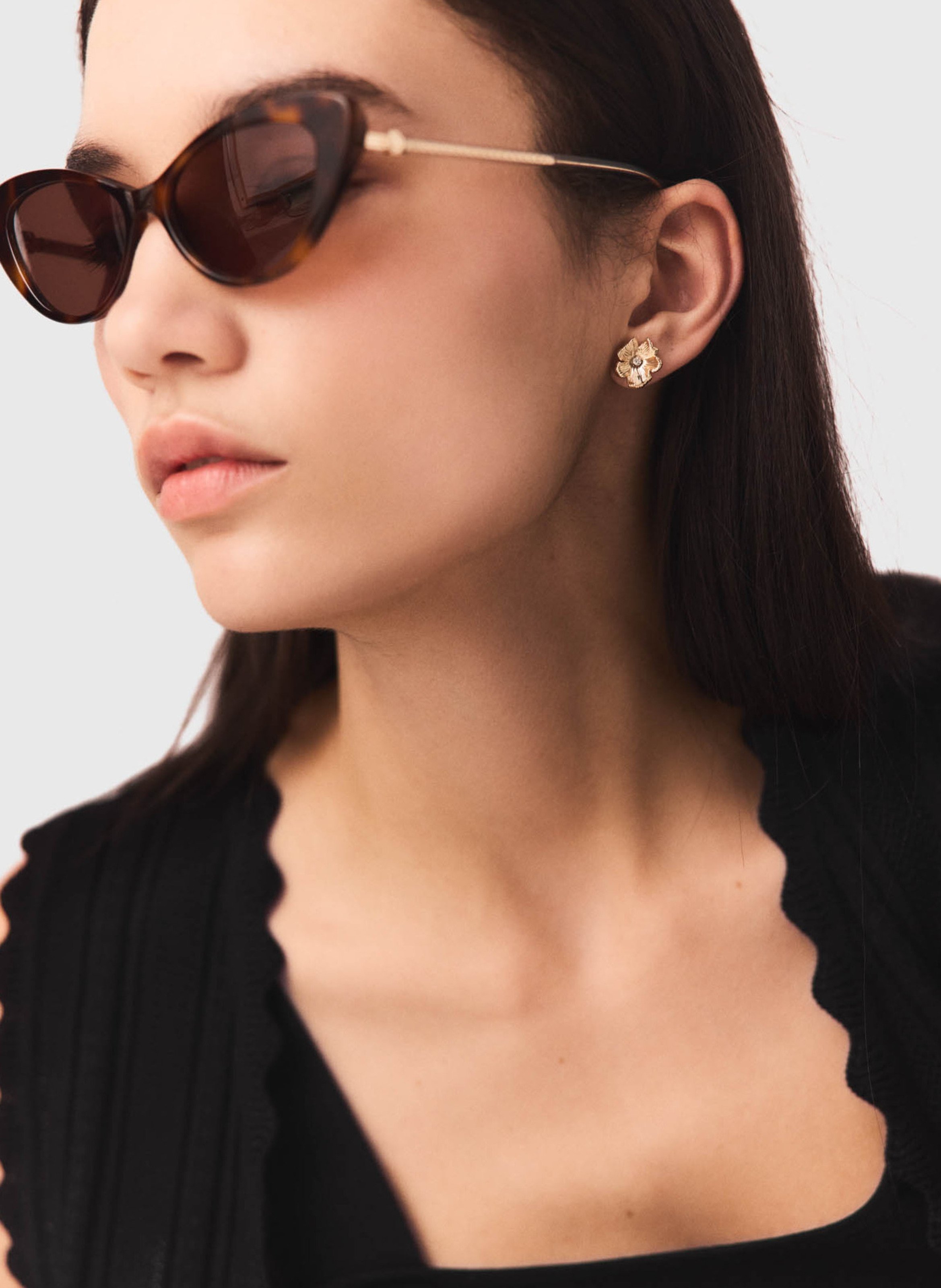 Messing oorbellen met bloemen MAJE Goudkleurig