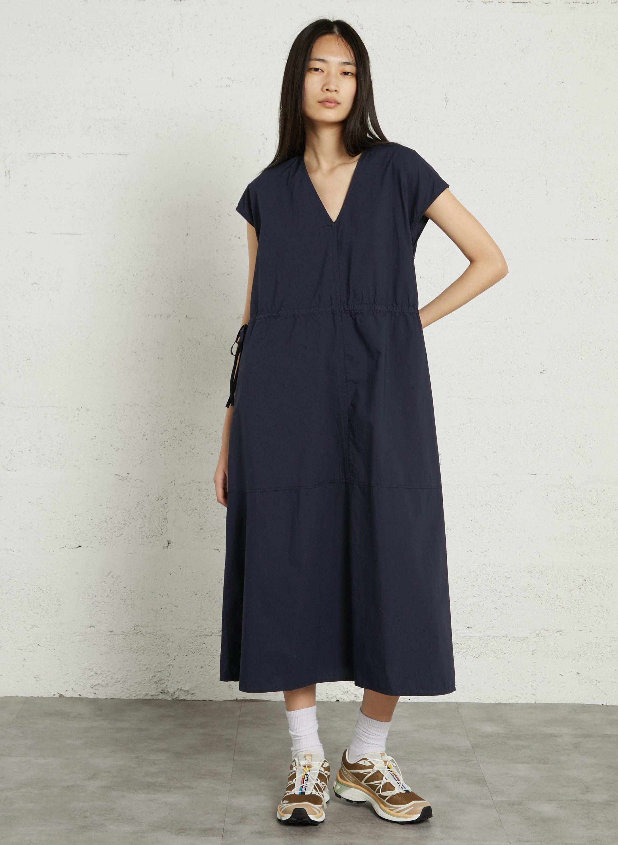 Lockeres Kleid mit V-Ausschnitt aus Bio-Baumwolle RUE DE TOKYO Blau