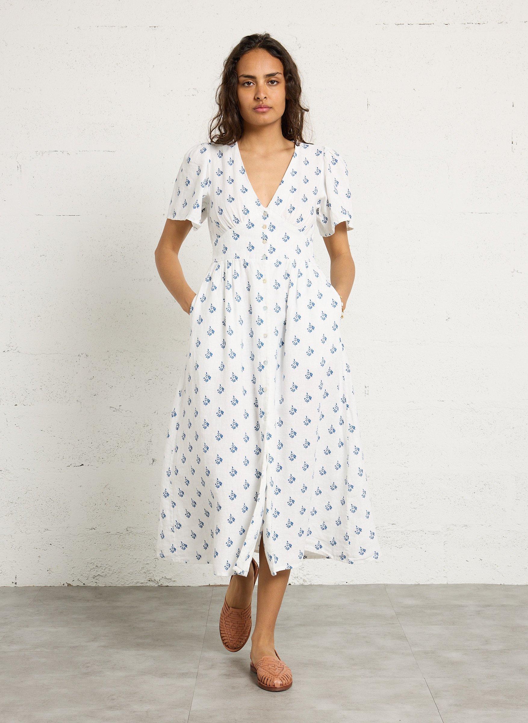 Robe longue col V en lin imprimé THE NEW SOCIETY Blanc