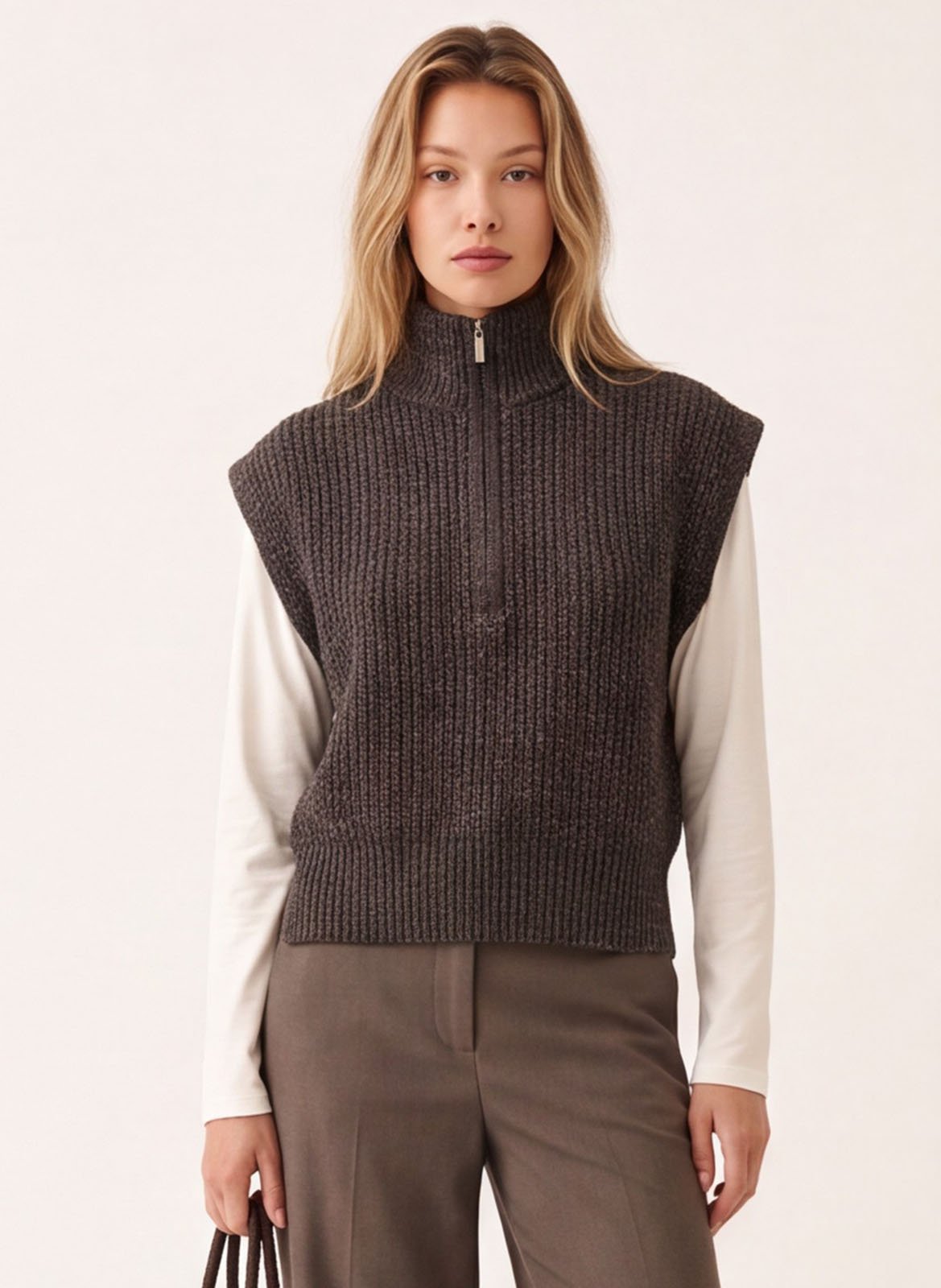 Gerade geschnittenes, ärmelloses Kleid mit Stehkragen KOOKAI Braun