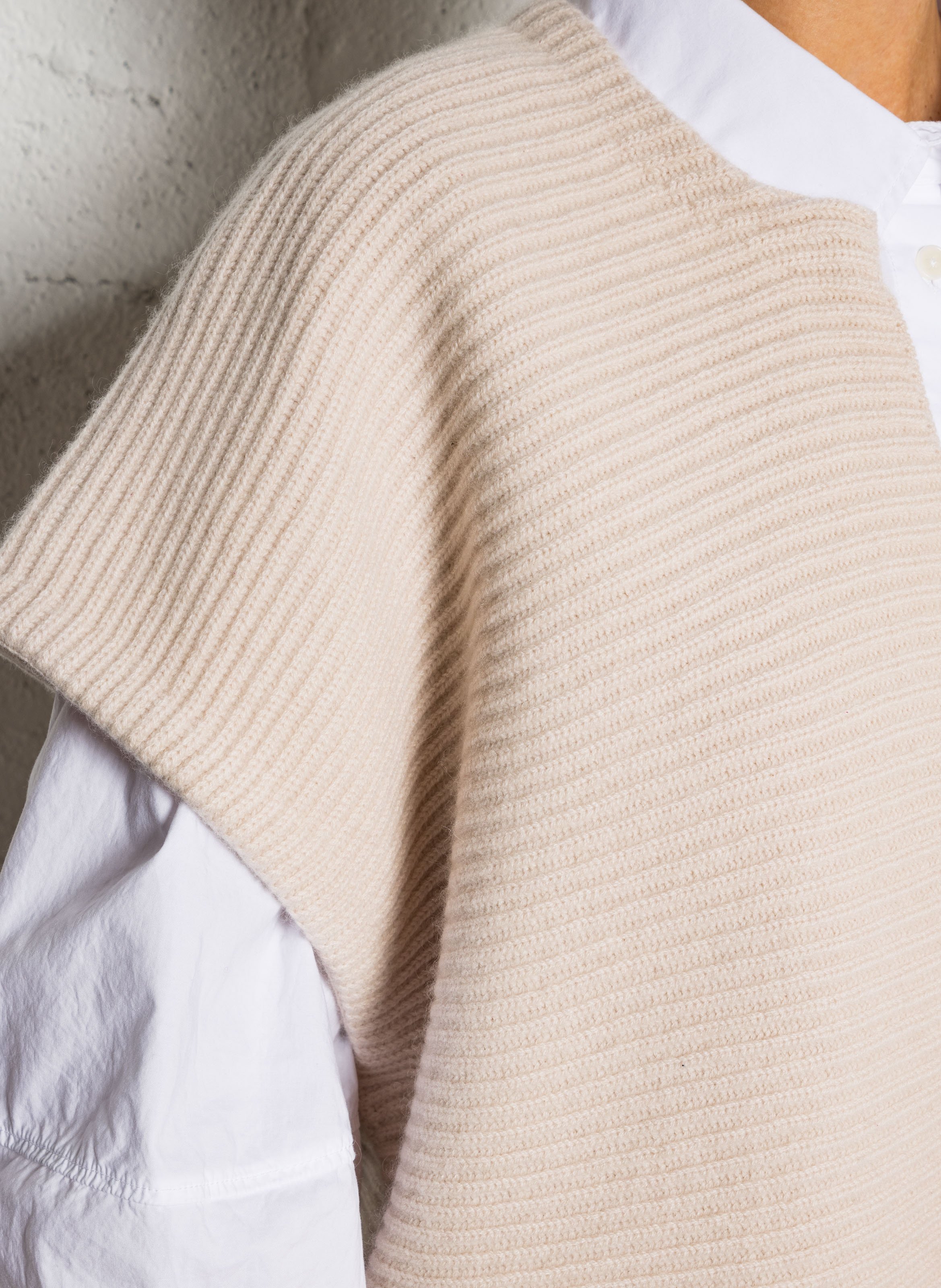 Cashmere ribbed edge cape KUJTEN Beige