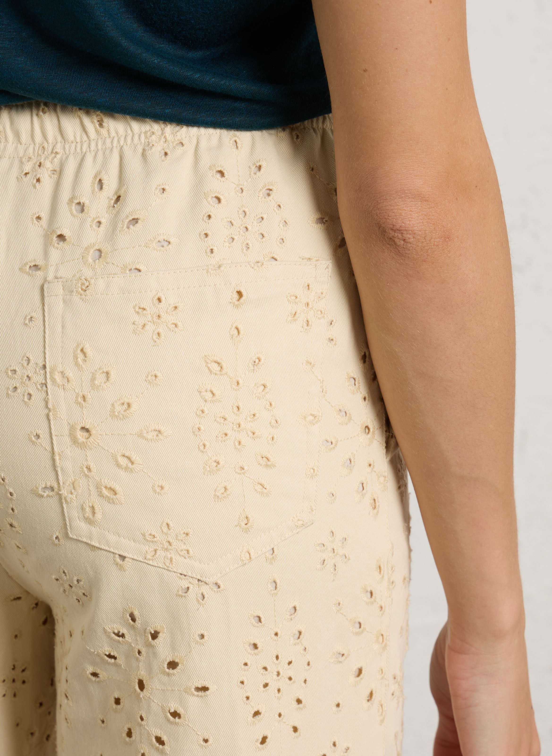 Hoch taillierte gerade Hose mit Stickerei THE KORNER Weiss