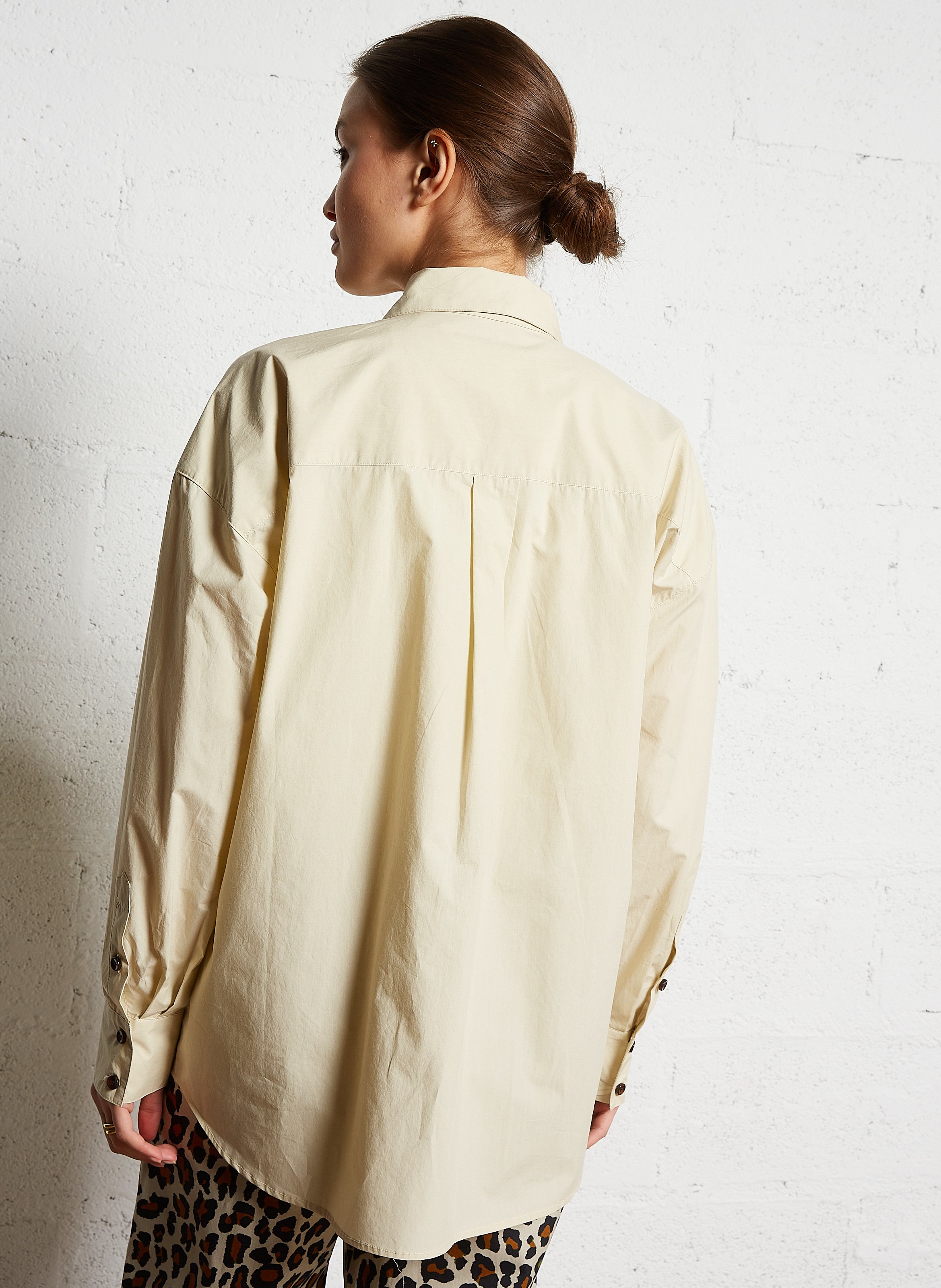 Oversized, katoenen blouse met klassieke kraag BELLEPIECE Grijs