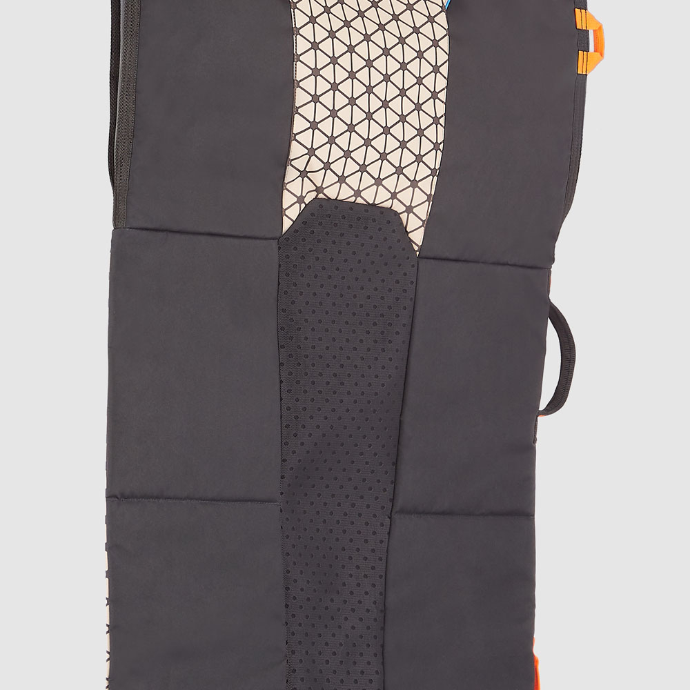 Expandable bag for surfboard made from 40% recycled material. PIQUADRO Beige