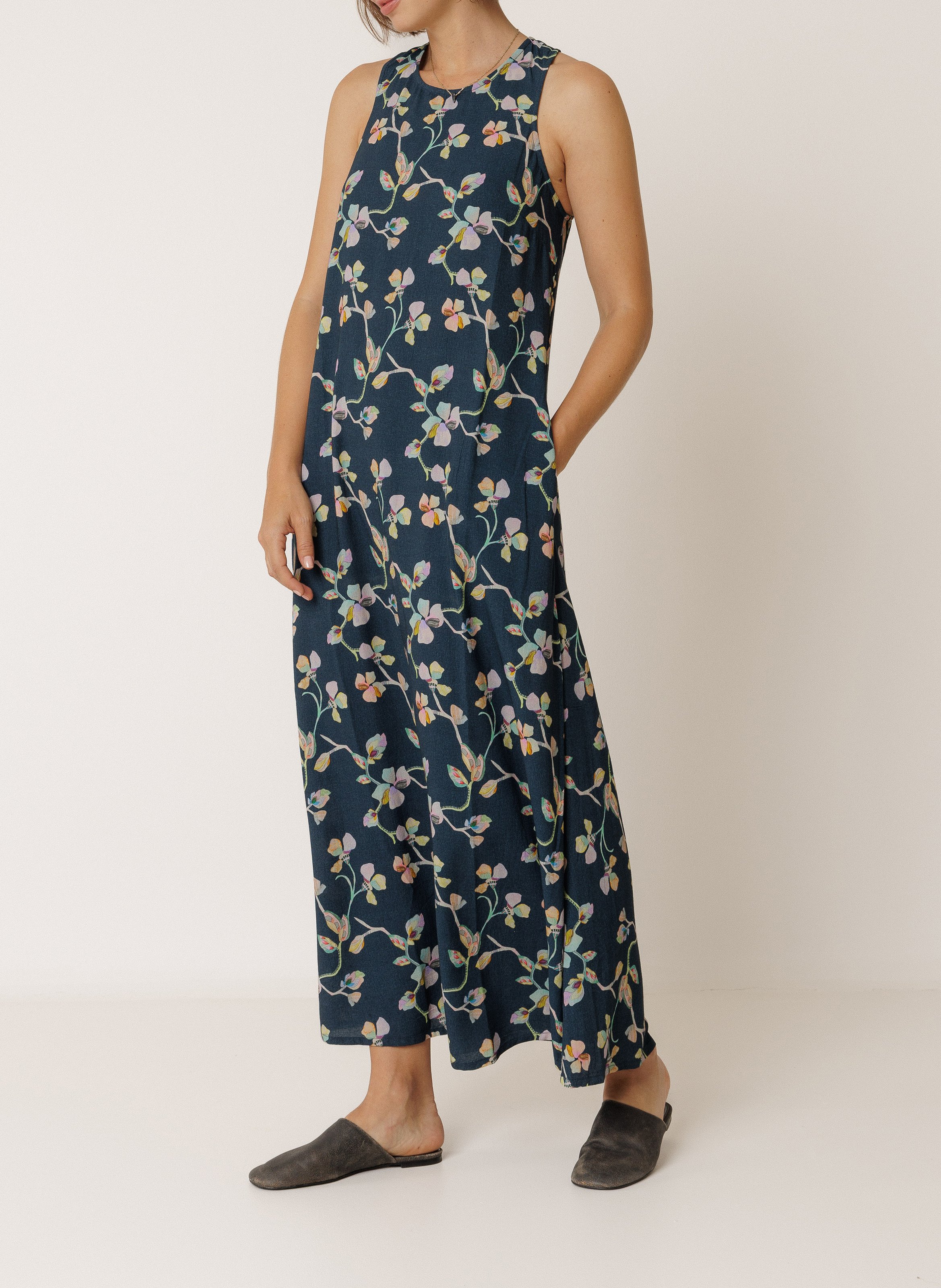 Wijdvallende mouwloze lange jurk met print INDI & COLD Blauw