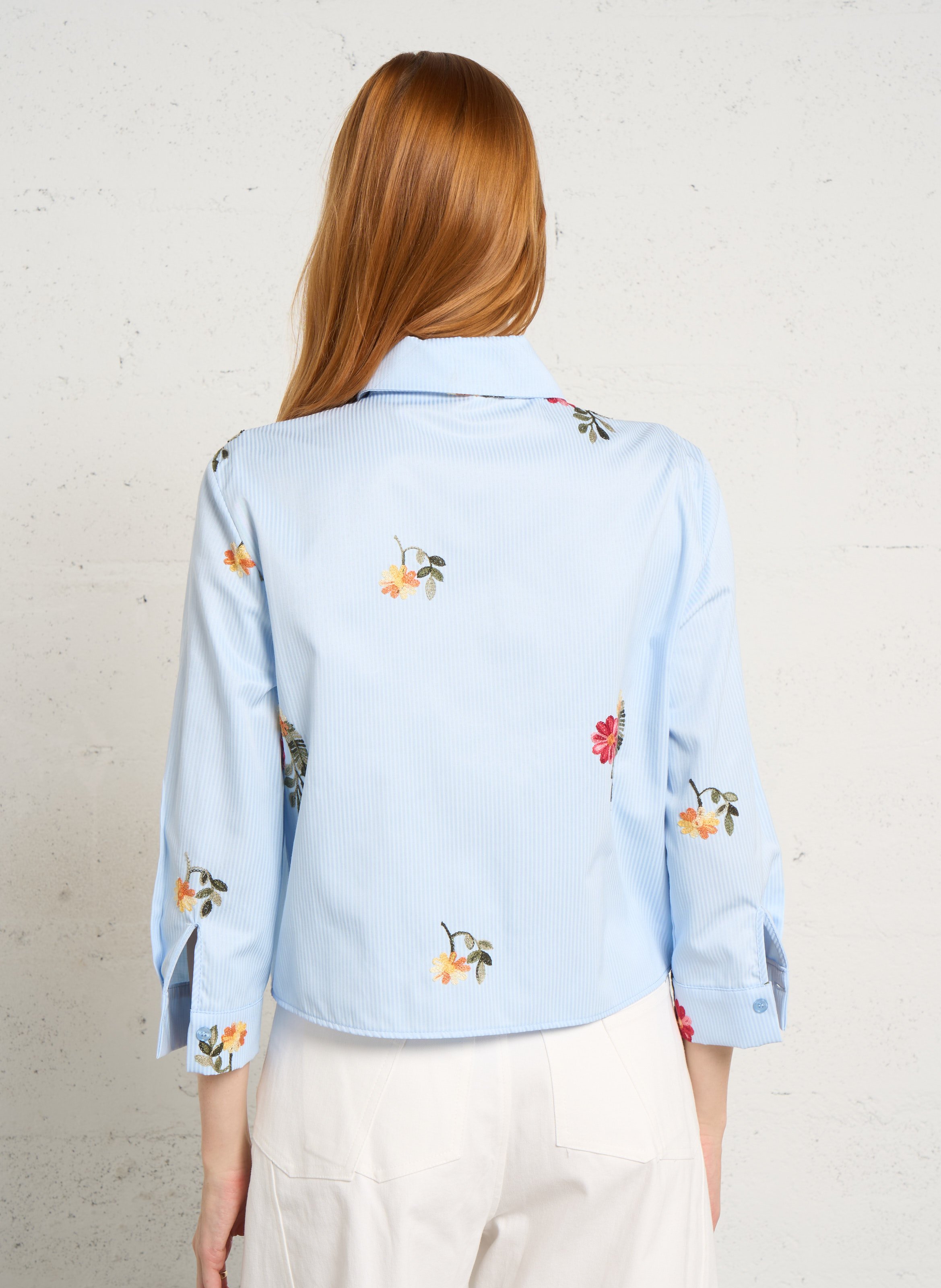 Weite Bluse mit klassischem Kragen, Blumenstickereien und Streifen. IMPERIAL Blau