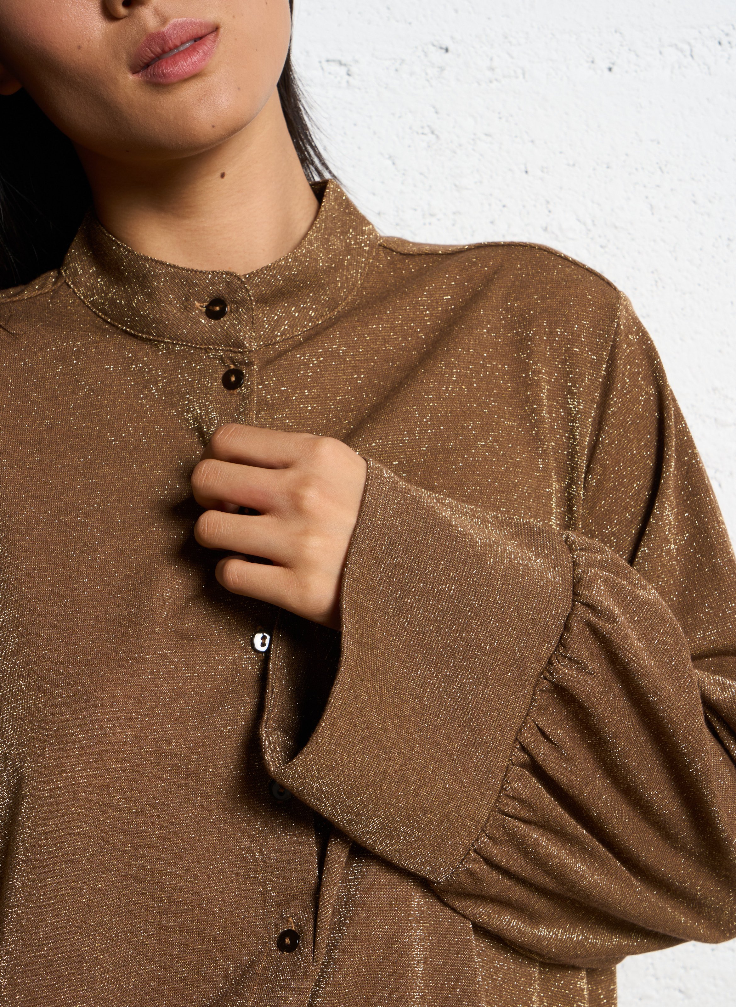 Fluid round neck sparkling shirt Beige