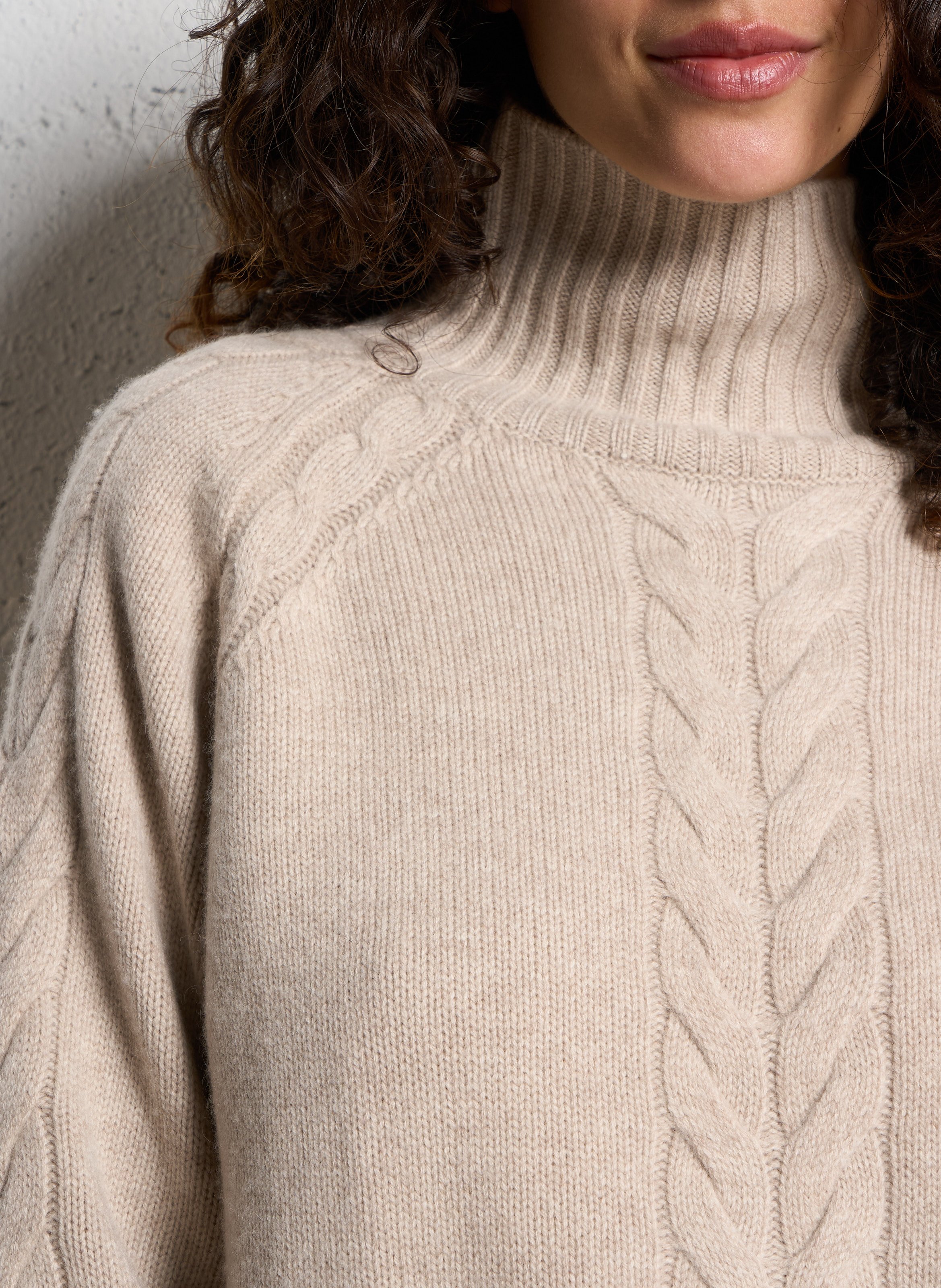 Pull oversize col montant en laine et cachemire MARGAUX LONNBERG Beige