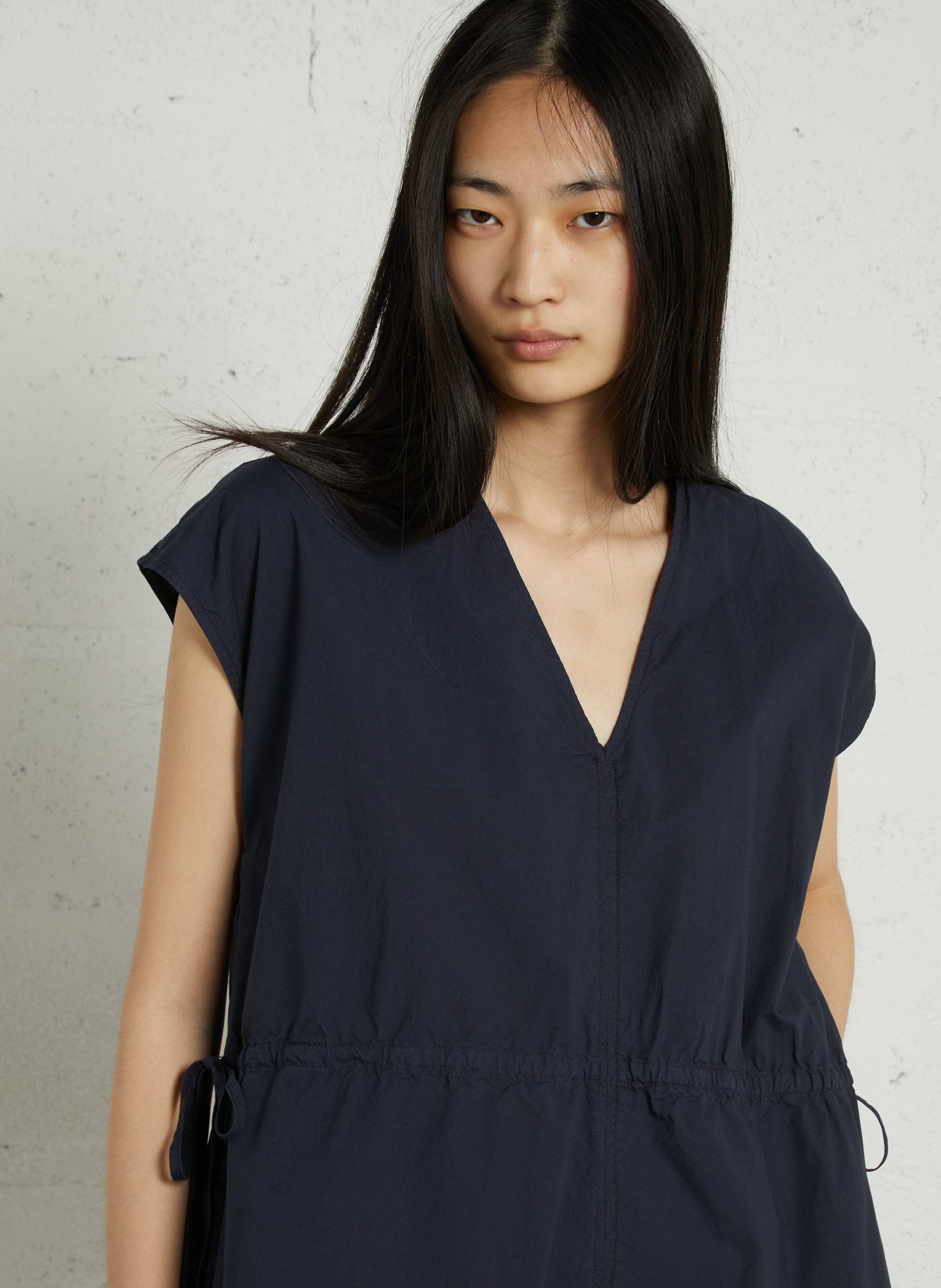 Lockeres Kleid mit V-Ausschnitt aus Bio-Baumwolle RUE DE TOKYO Blau