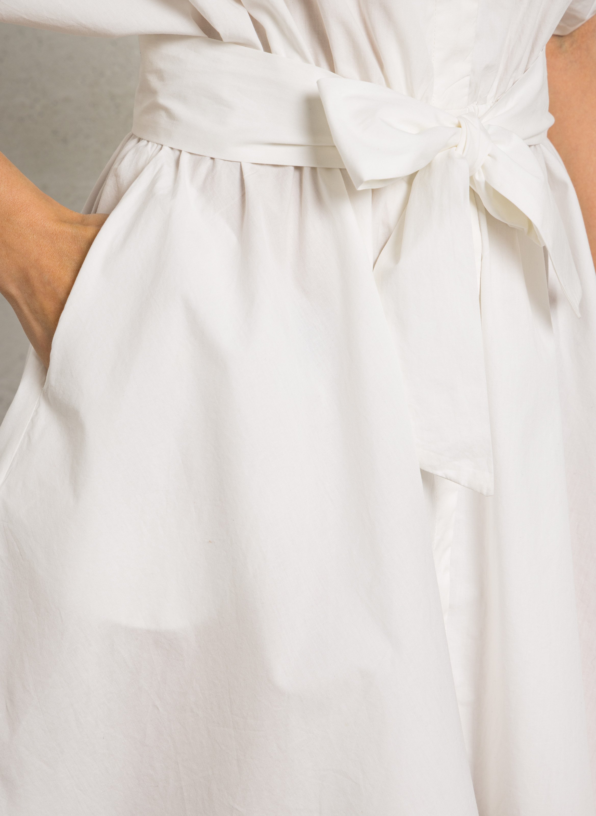 - Narrow tie straps- Racer back- Loose fit- Gathers- 100% cotton- Lined- Back length: 94 cm. BELLEPIECE White