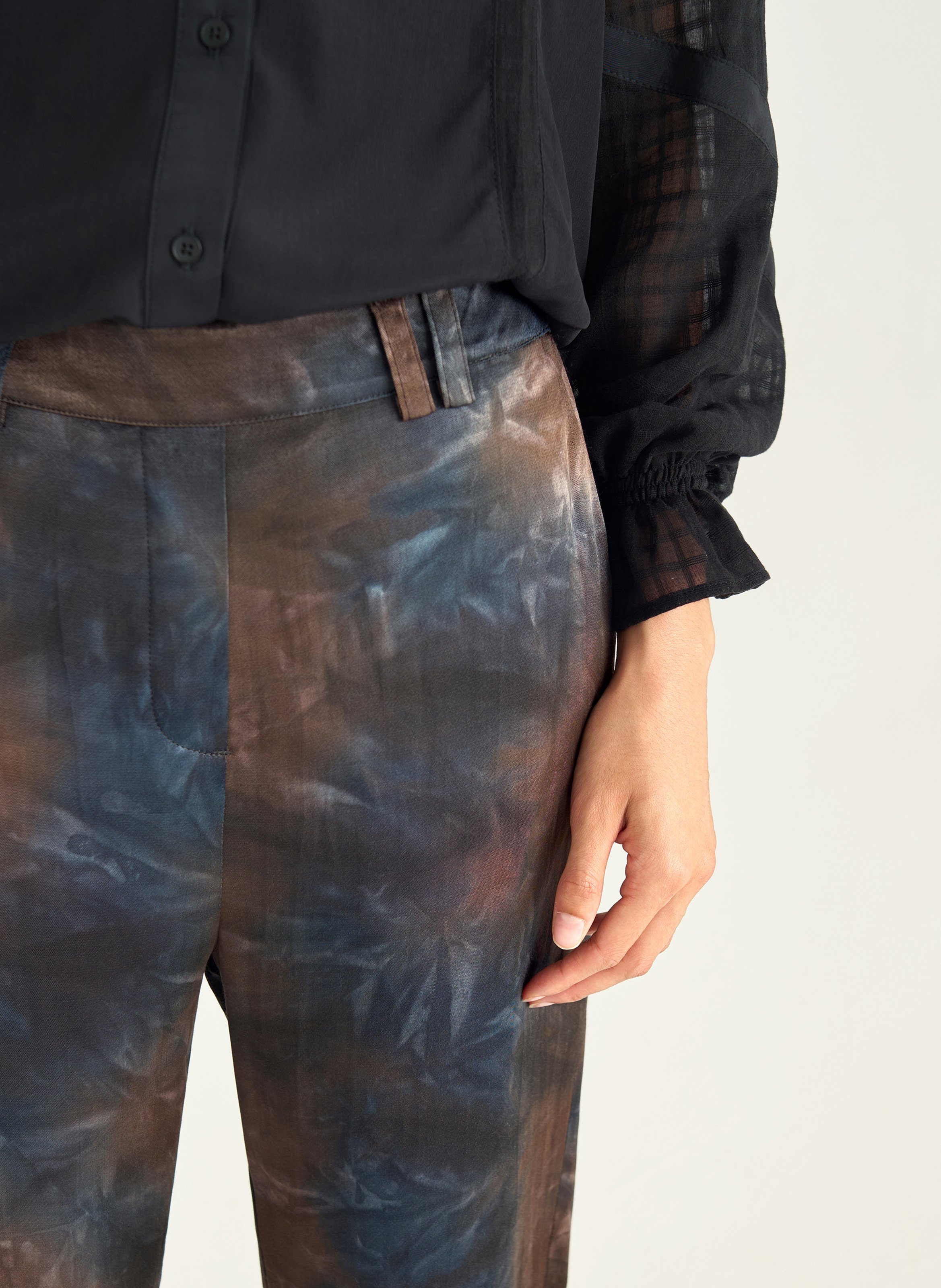 Schmal geschnittene Slim-Fit-Hose mit elastischem Bund und Muster ACOTE Schwarz