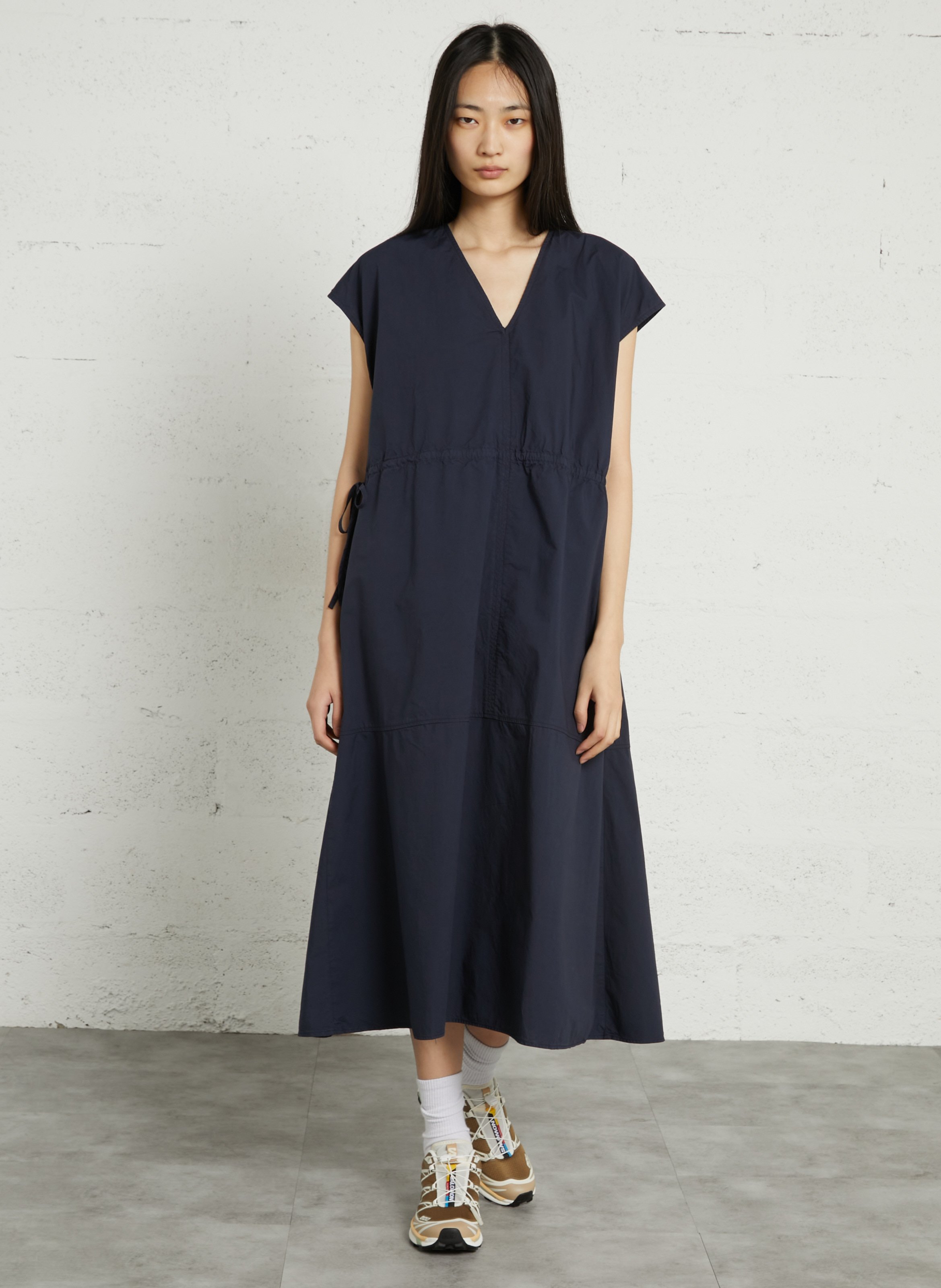 Lockeres Kleid mit V-Ausschnitt aus Bio-Baumwolle RUE DE TOKYO Blau