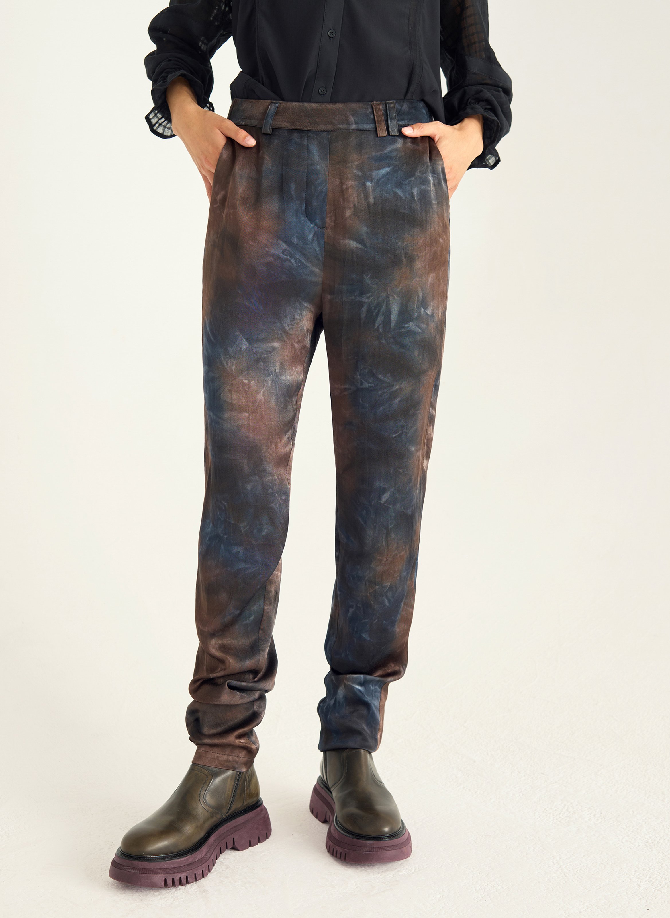 Schmal geschnittene Slim-Fit-Hose mit elastischem Bund und Muster ACOTE Schwarz