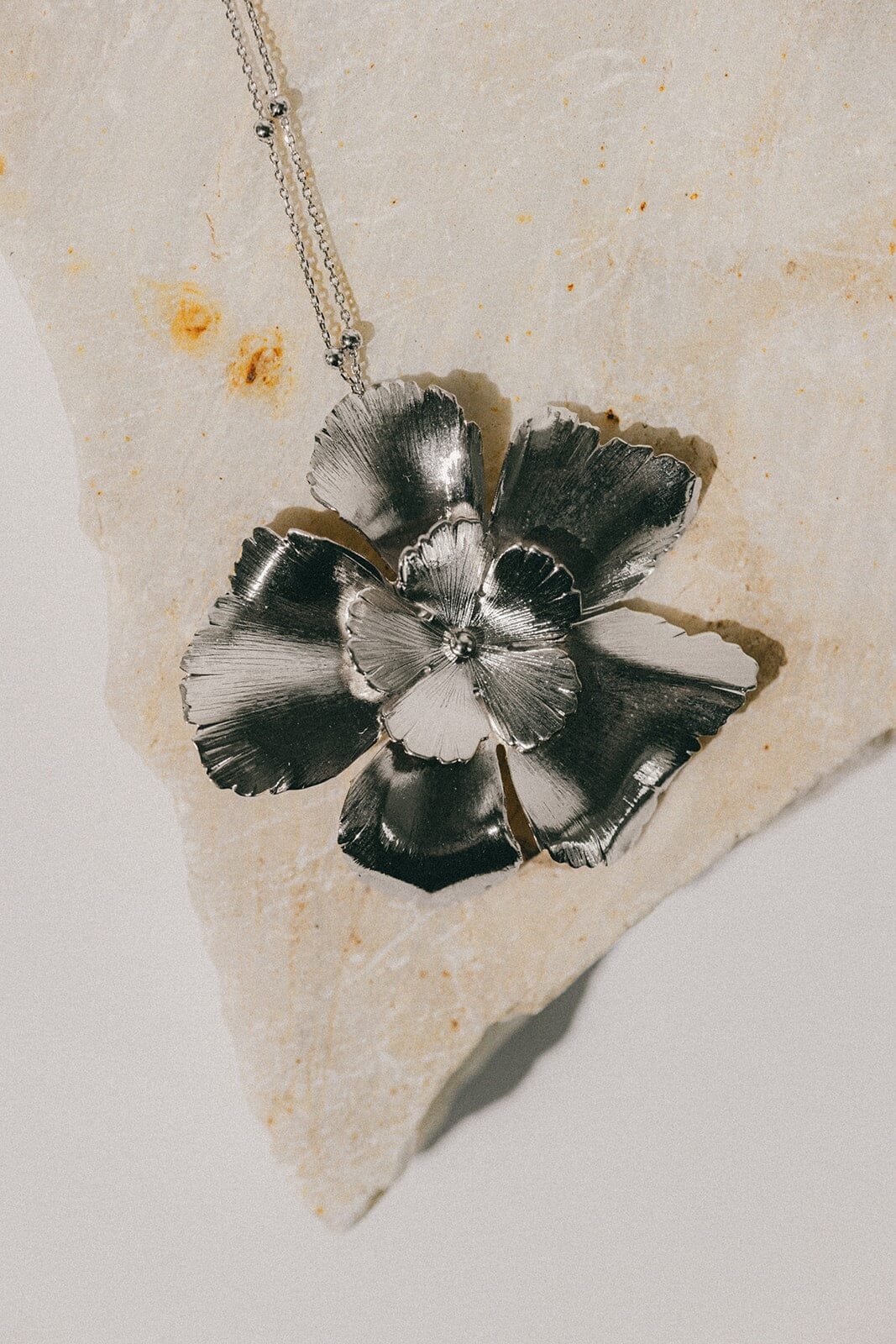 Long necklace with gold-plated flowers MONSIEUR SIMONE Silver