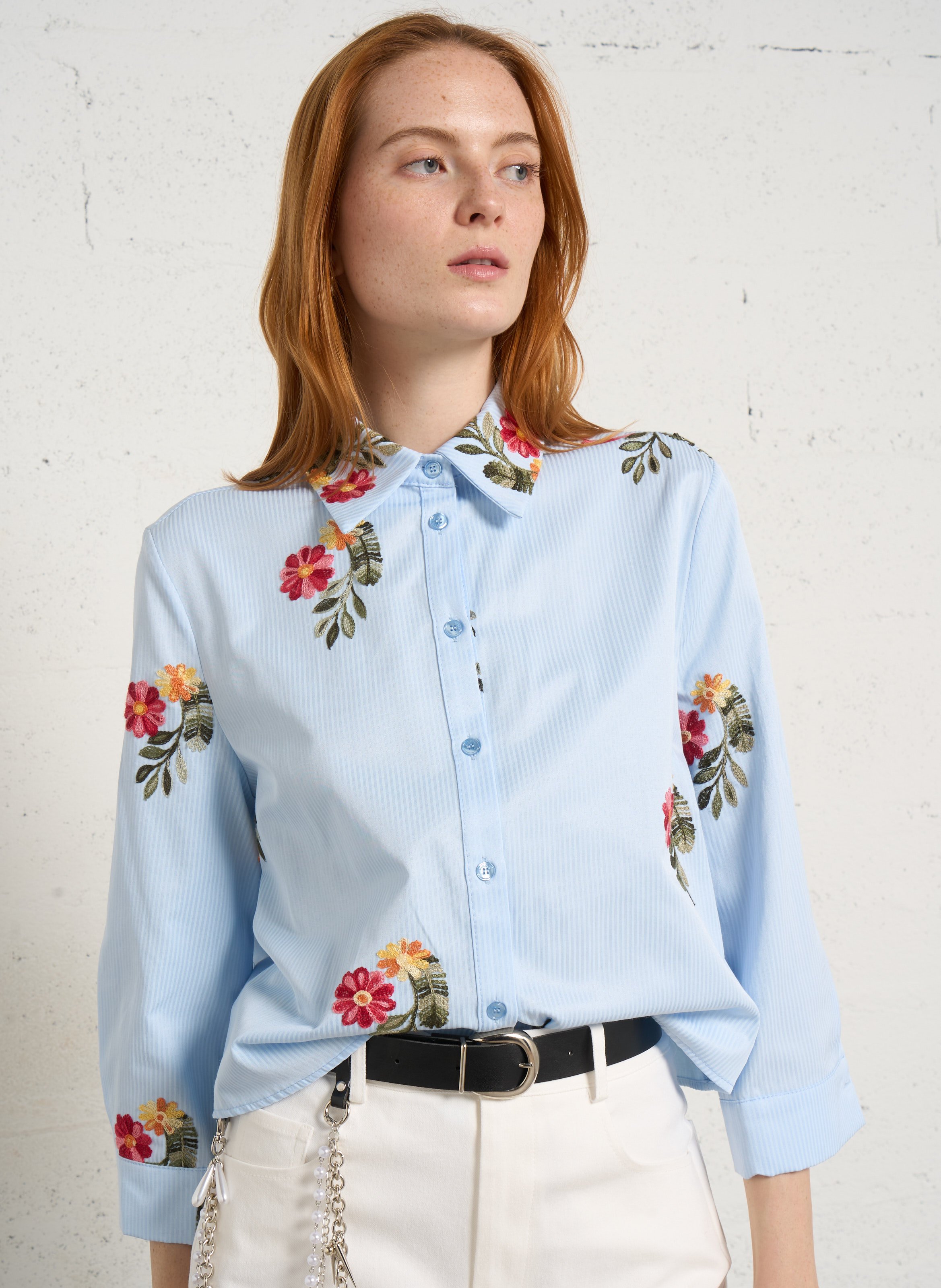 Weite Bluse mit klassischem Kragen, Blumenstickereien und Streifen. IMPERIAL Blau