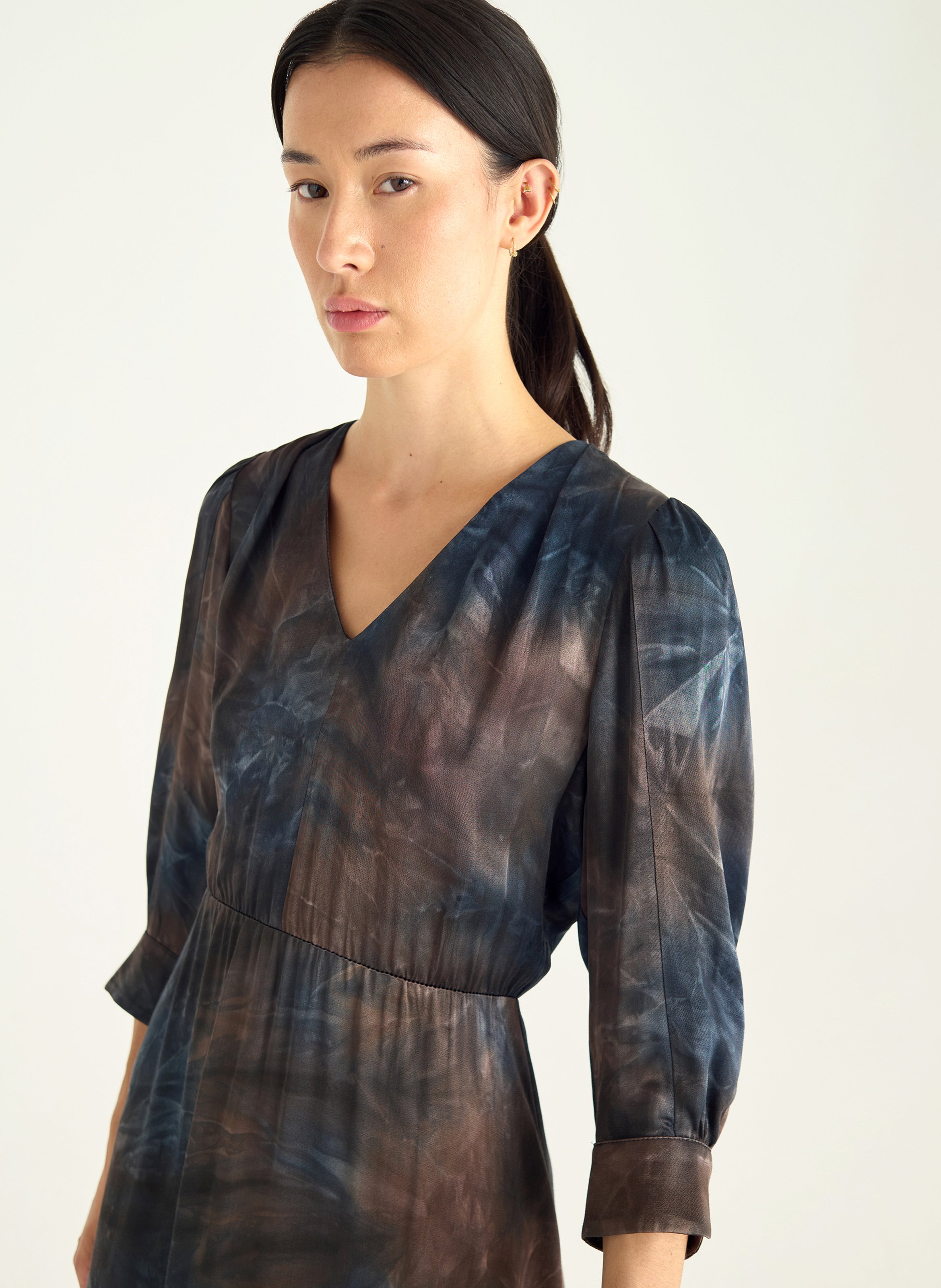 Knielanges fließendes bedrucktes Kleid mit V-Ausschnitt ACOTE Schwarz