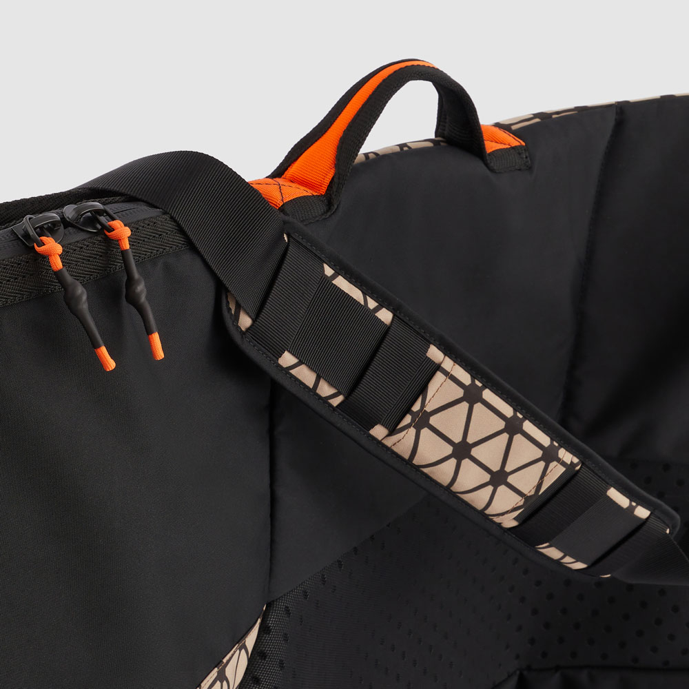 Expandable bag for surfboard made from 40% recycled material. PIQUADRO Beige