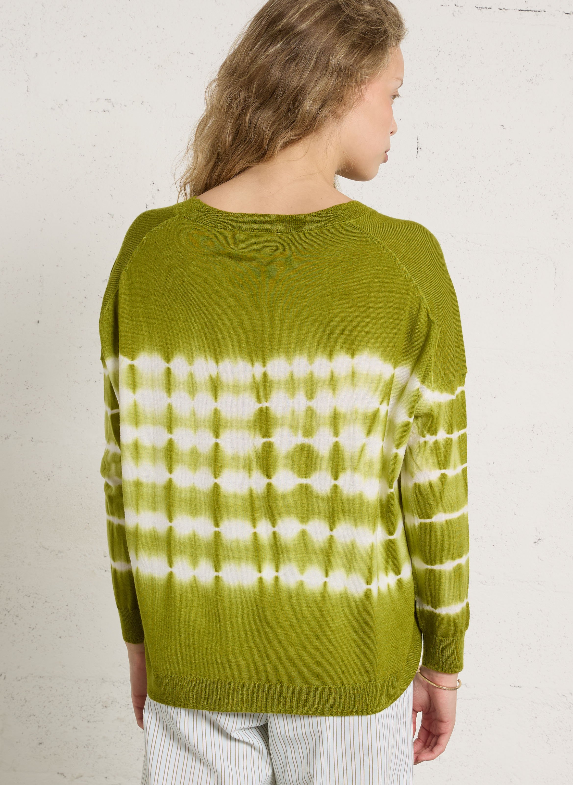Weiter Pullover mit Rundhalsausschnitt im Tie&Dye-Design aus Wolle BELLA JONES Grun