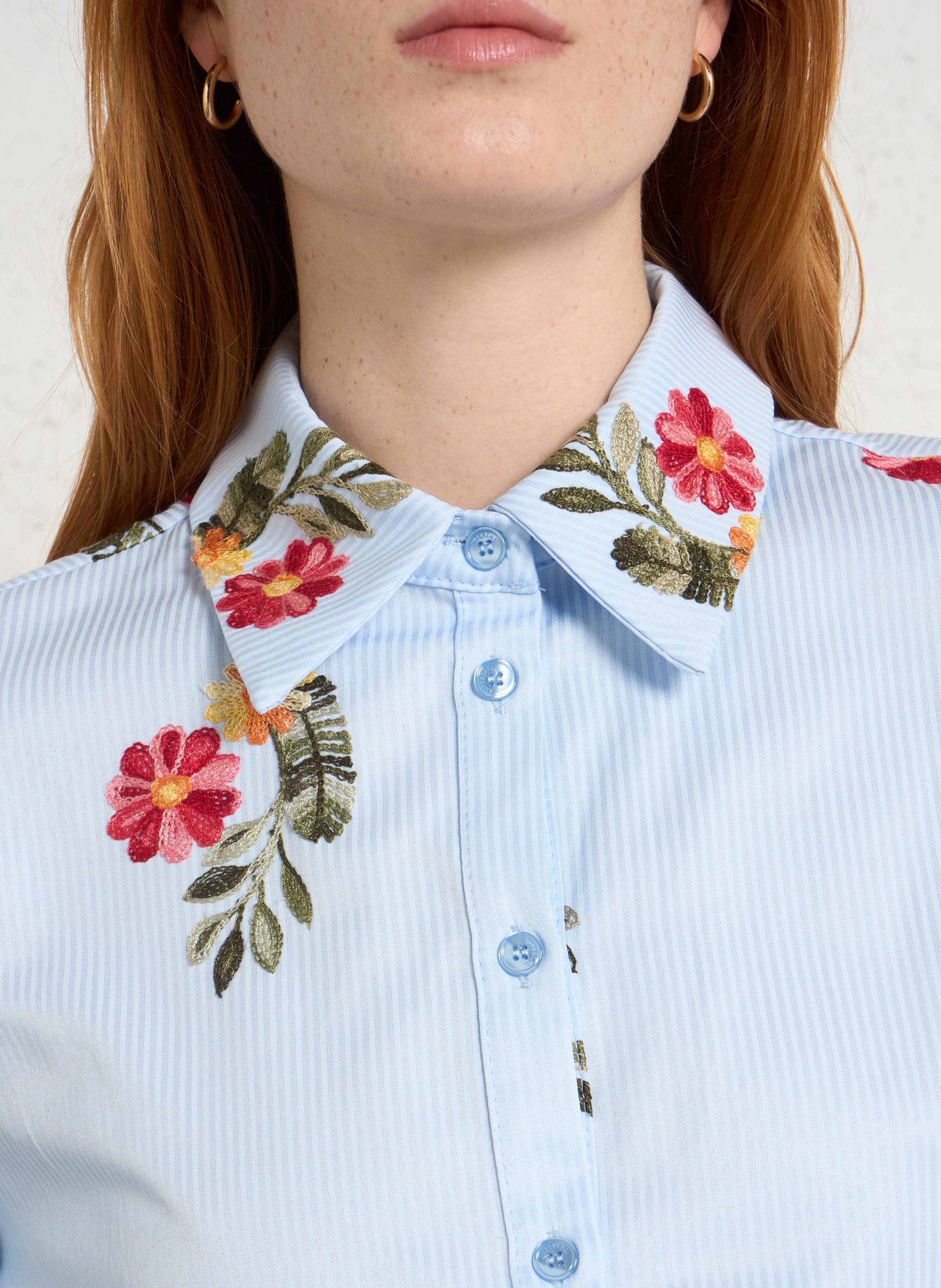 Weite Bluse mit klassischem Kragen, Blumenstickereien und Streifen. IMPERIAL Blau