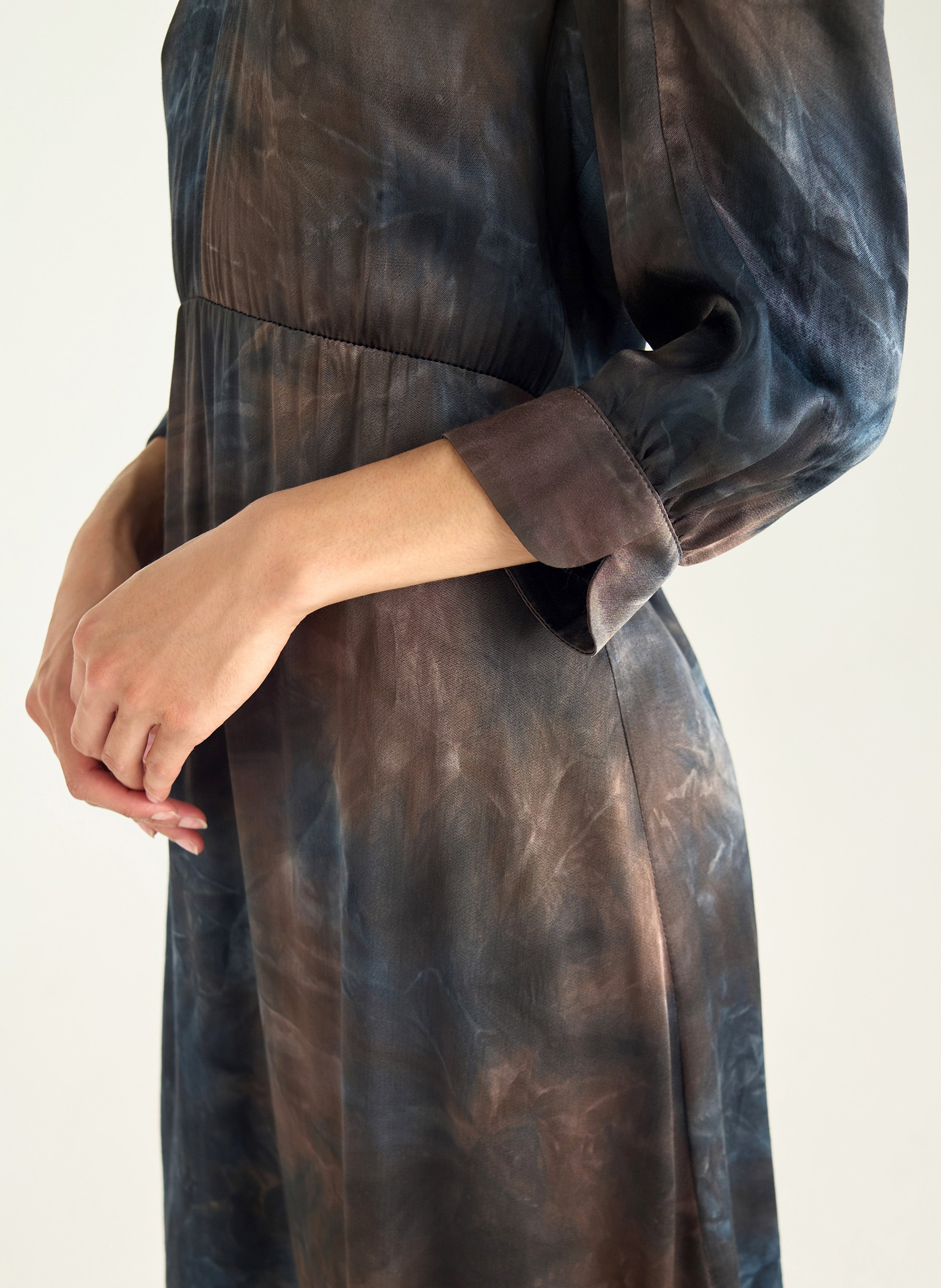 Knielanges fließendes bedrucktes Kleid mit V-Ausschnitt ACOTE Schwarz