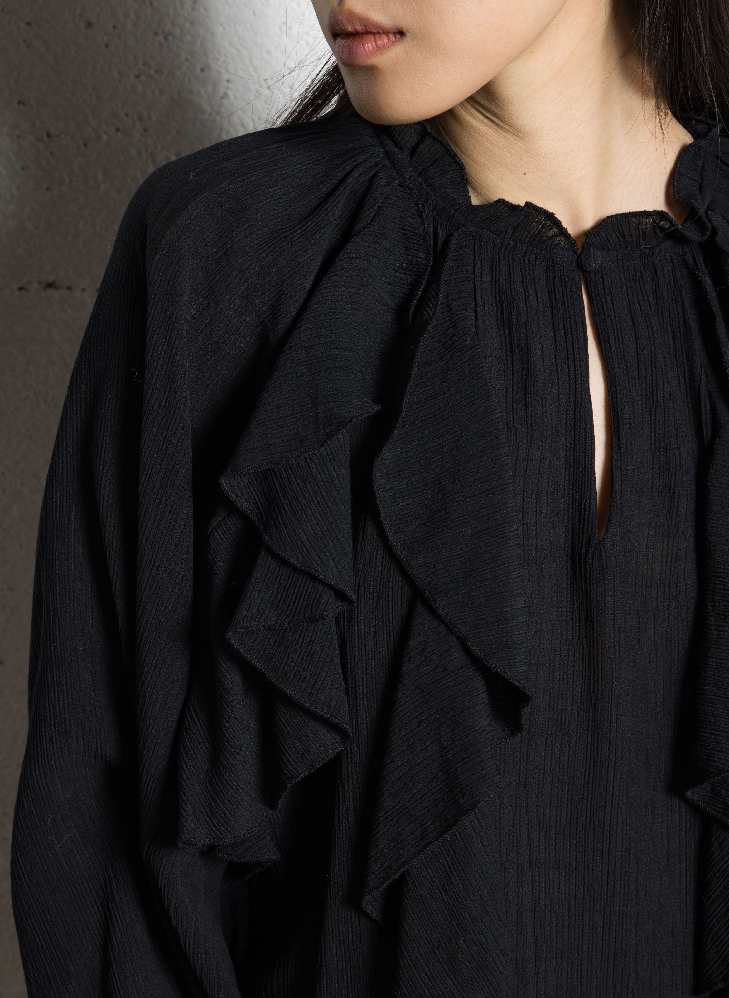 Blusa holgada con volantes cuello redondo LA PETITE ETOILE Negro