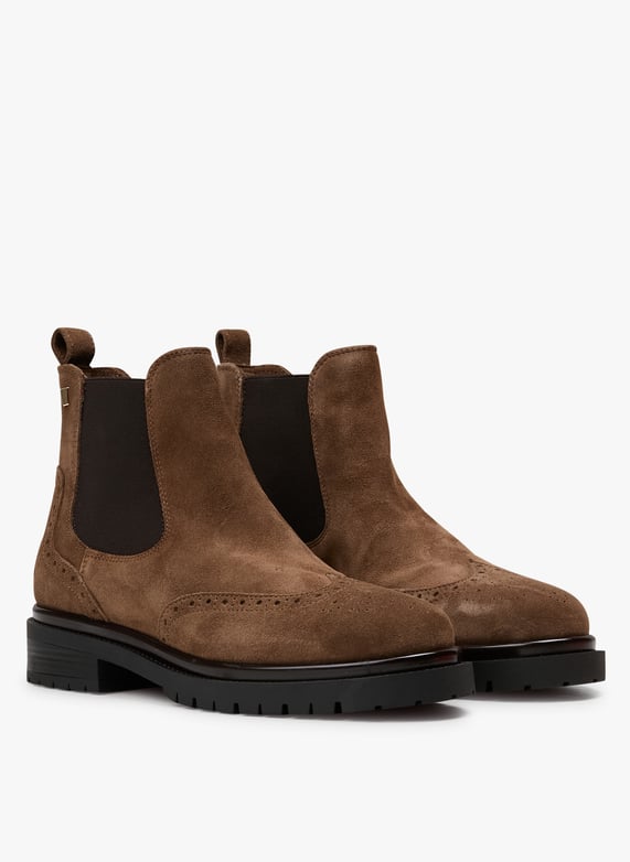 Effen leren enkellaarzen met textuur | Bruin by JB MARTIN Effen leren enkellaarzen met textuur Bruin