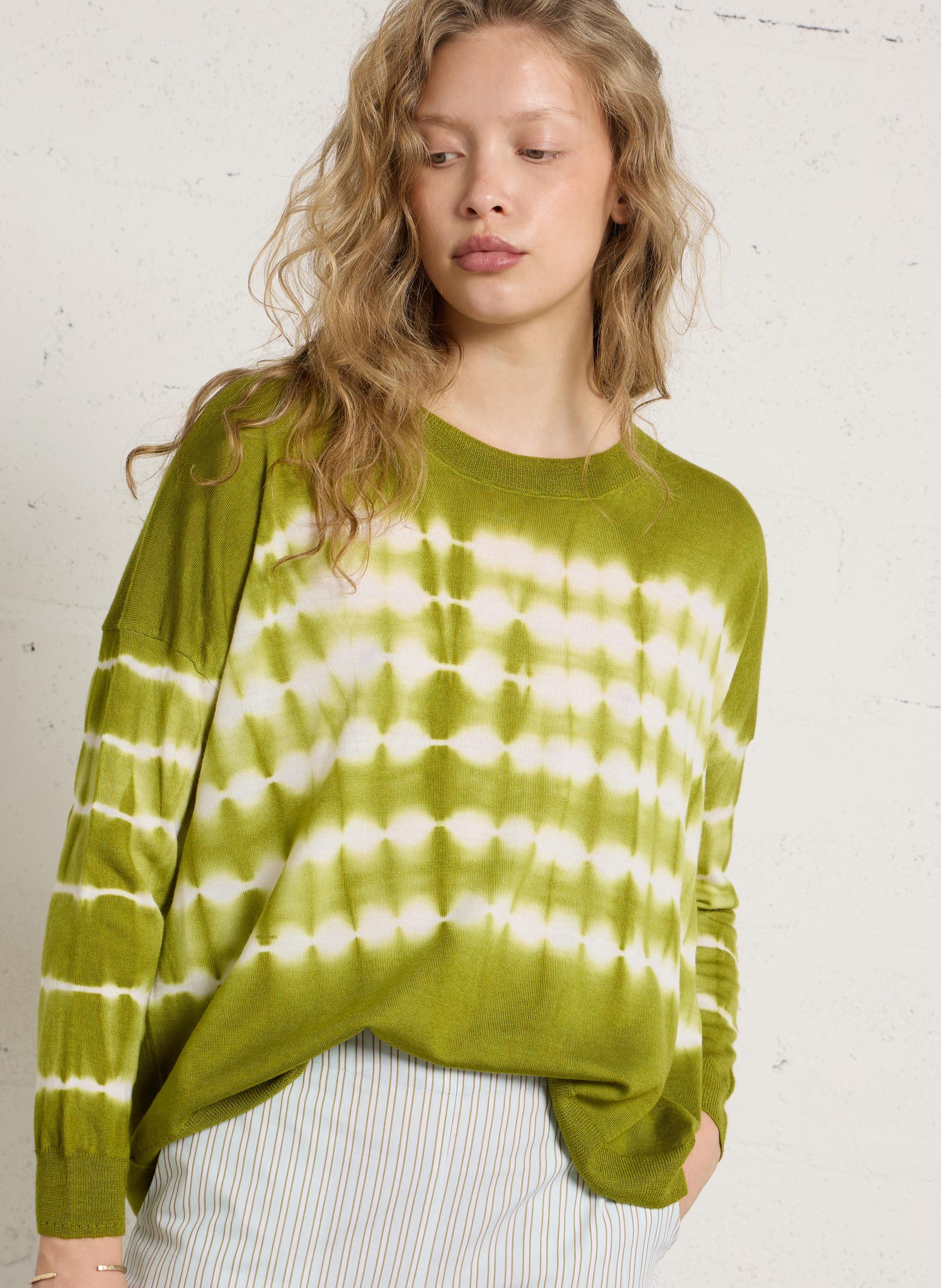 Weiter Pullover mit Rundhalsausschnitt im Tie&Dye-Design aus Wolle BELLA JONES Grun