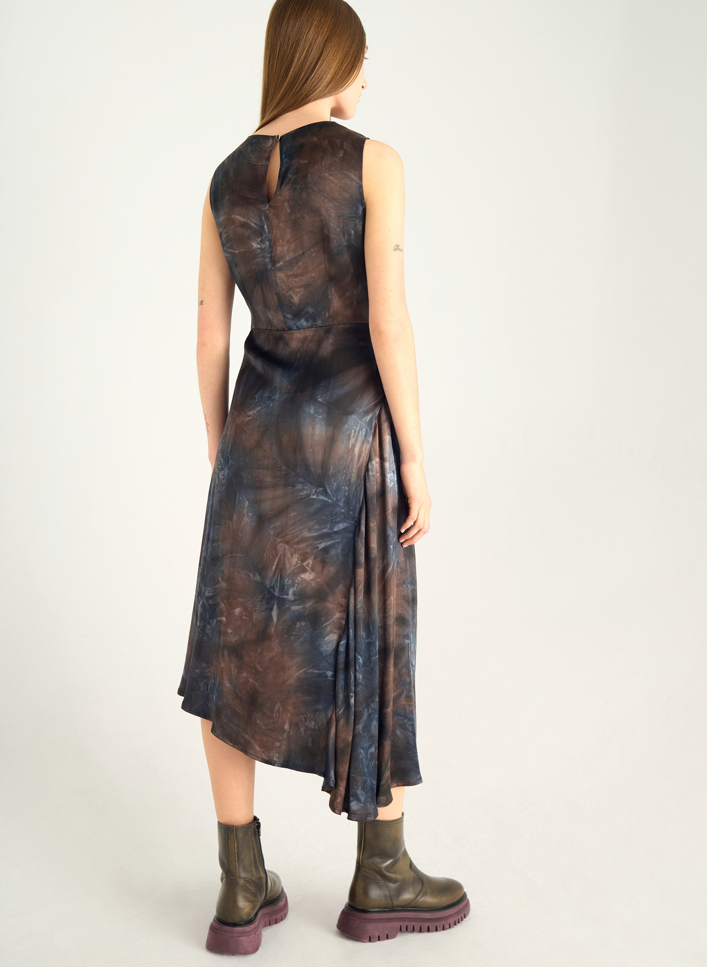 Bedrucktes ärmelloses Midi-Kleid mit Wasserfallausschnitt ACOTE Schwarz