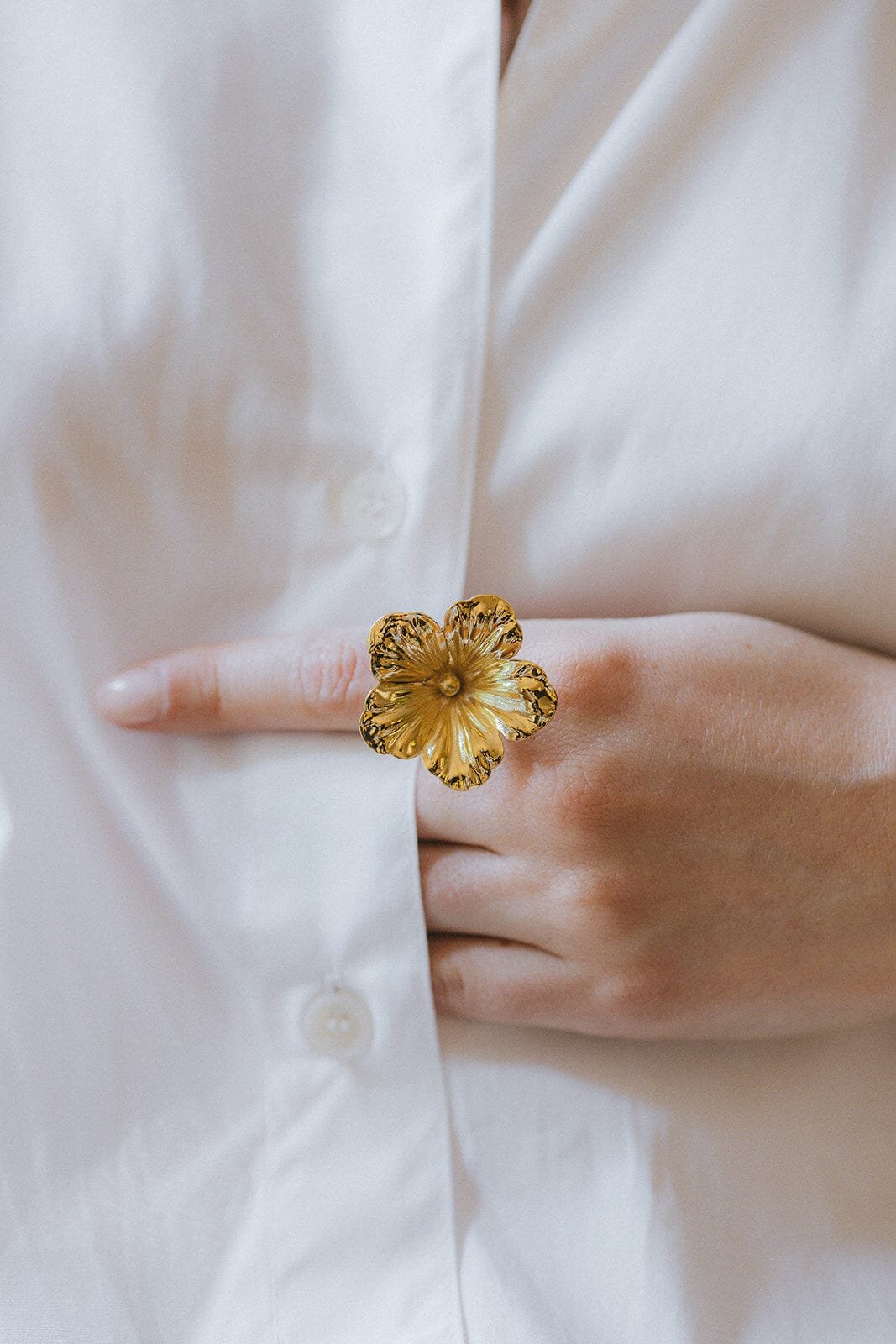 THÉIA - fine gold-plated flower maxi ring MONSIEUR SIMONE Golden