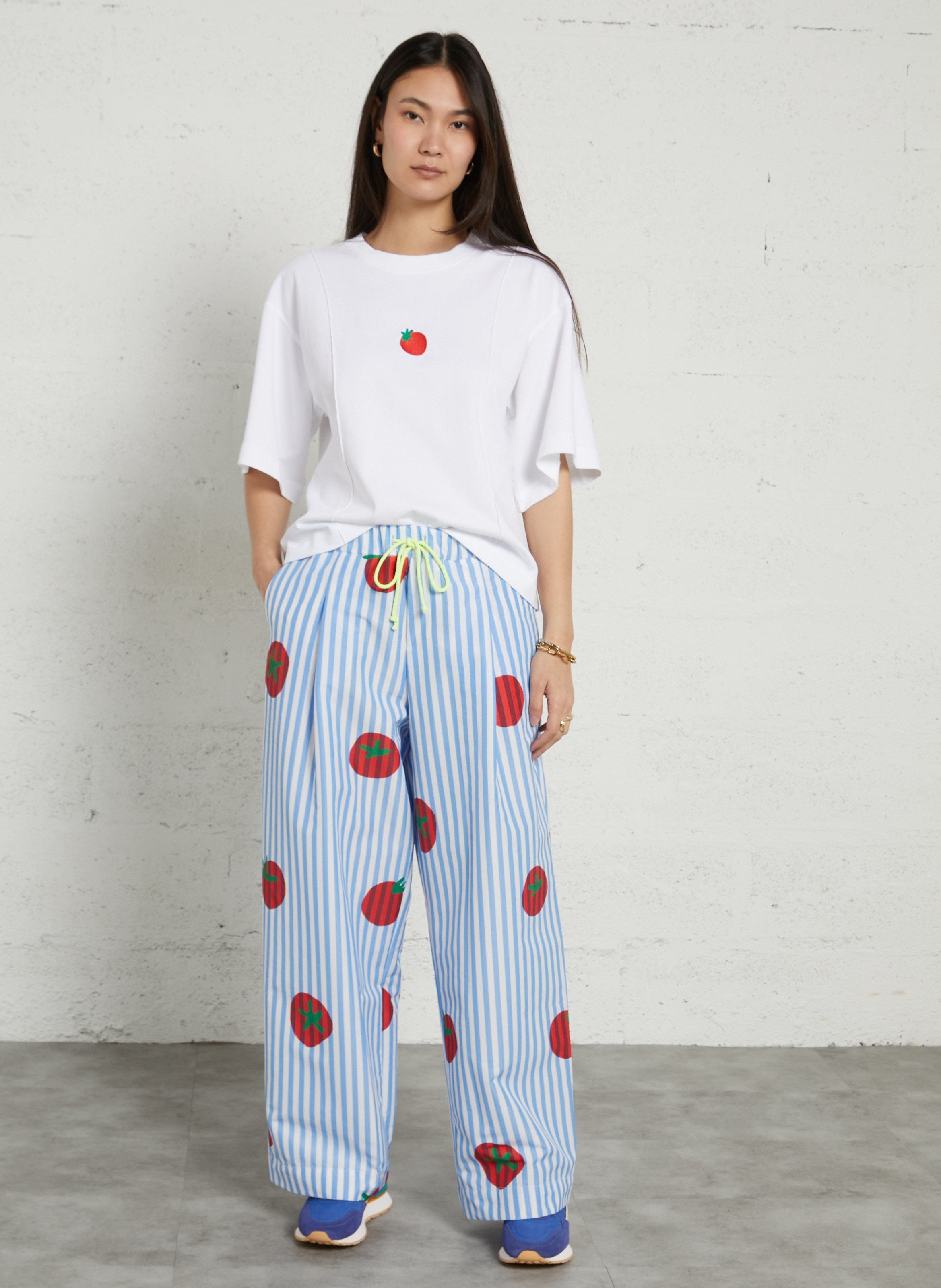 Short loose-fitting t-shirt with strawberry embroidery DR BLOOM White